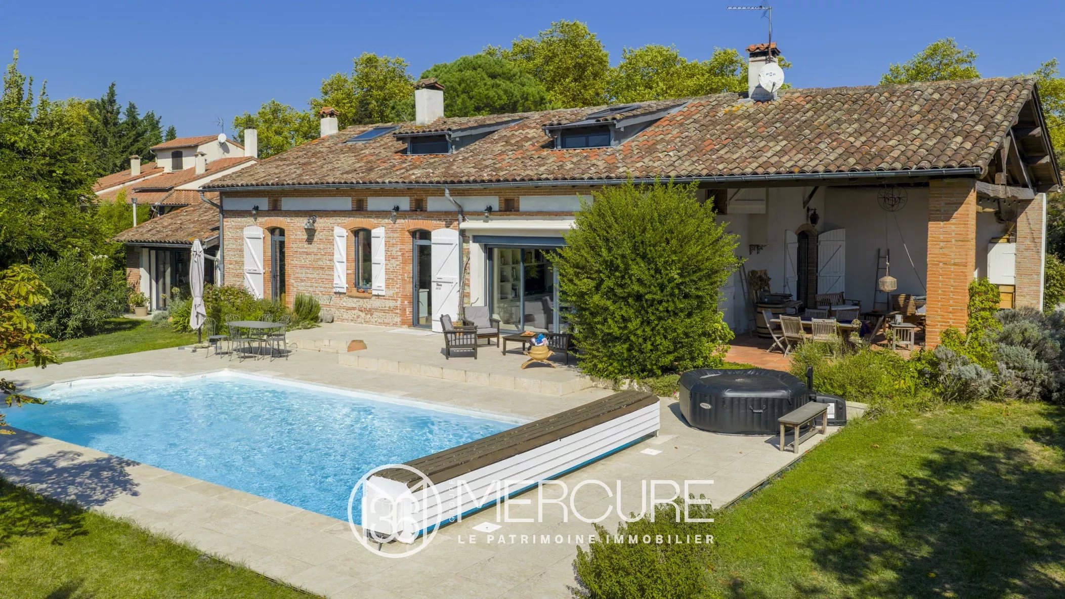 BELLE DEMEURE FAMILIALE DANS UN QUARTIER RESIDENCIEL - 9251TS