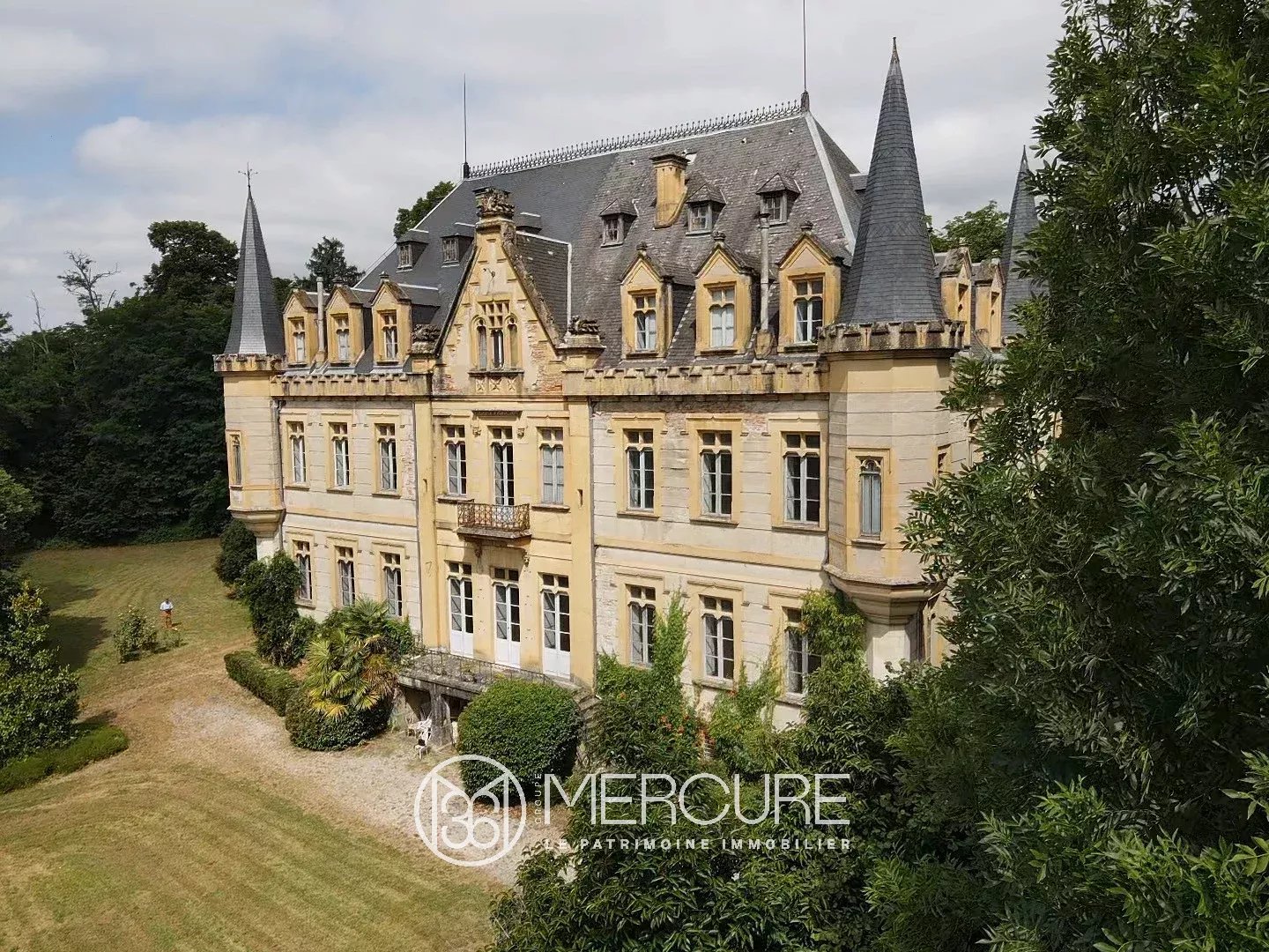 CHATEAU XIXE  – TENNIS – BELLES DEPENDANCES - 8684TS