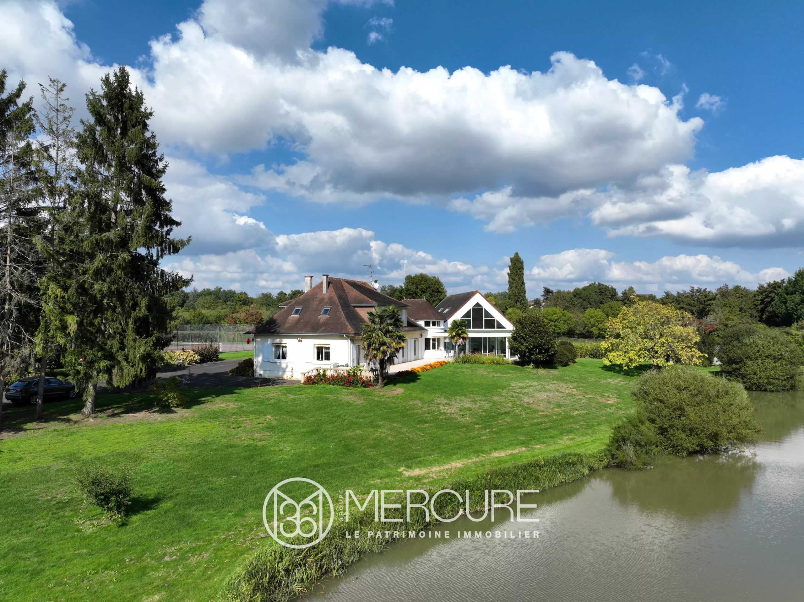 VILLA AVEC PISCINE INTERIEURE - 10220po