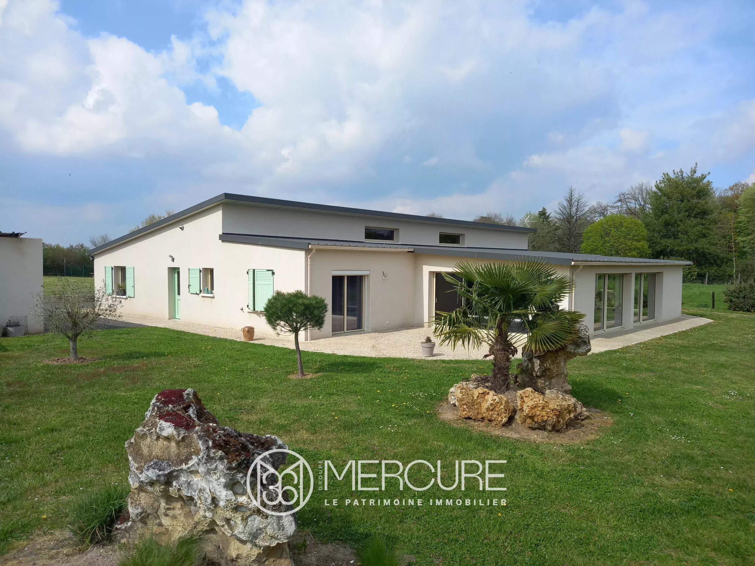 MAISON CONTEMPORAINE AVEC PISCINE INTERIEURE - 9722PO