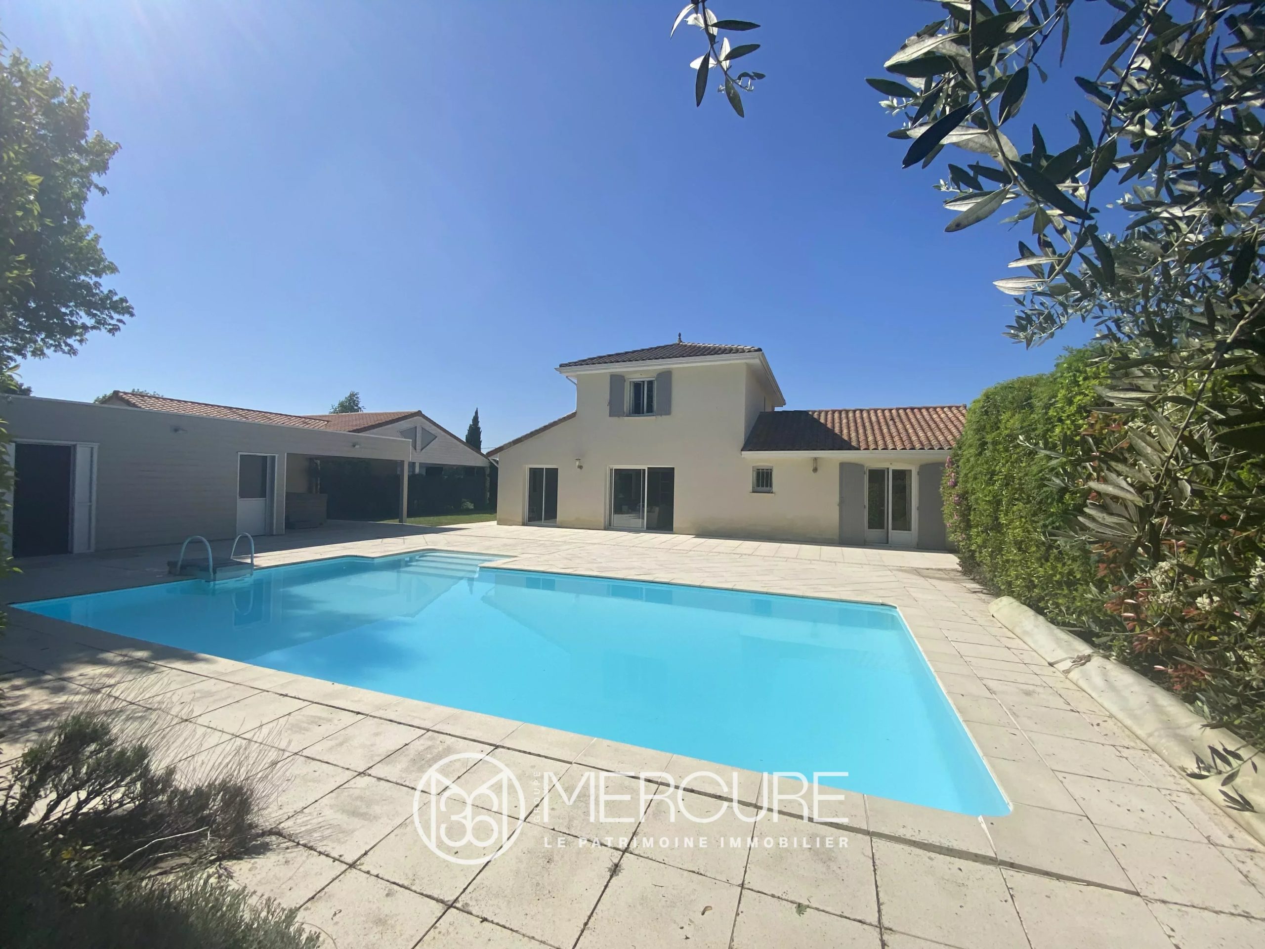 VILLA AVEC PISCINE DANS SECTEUR CALME - 10118po