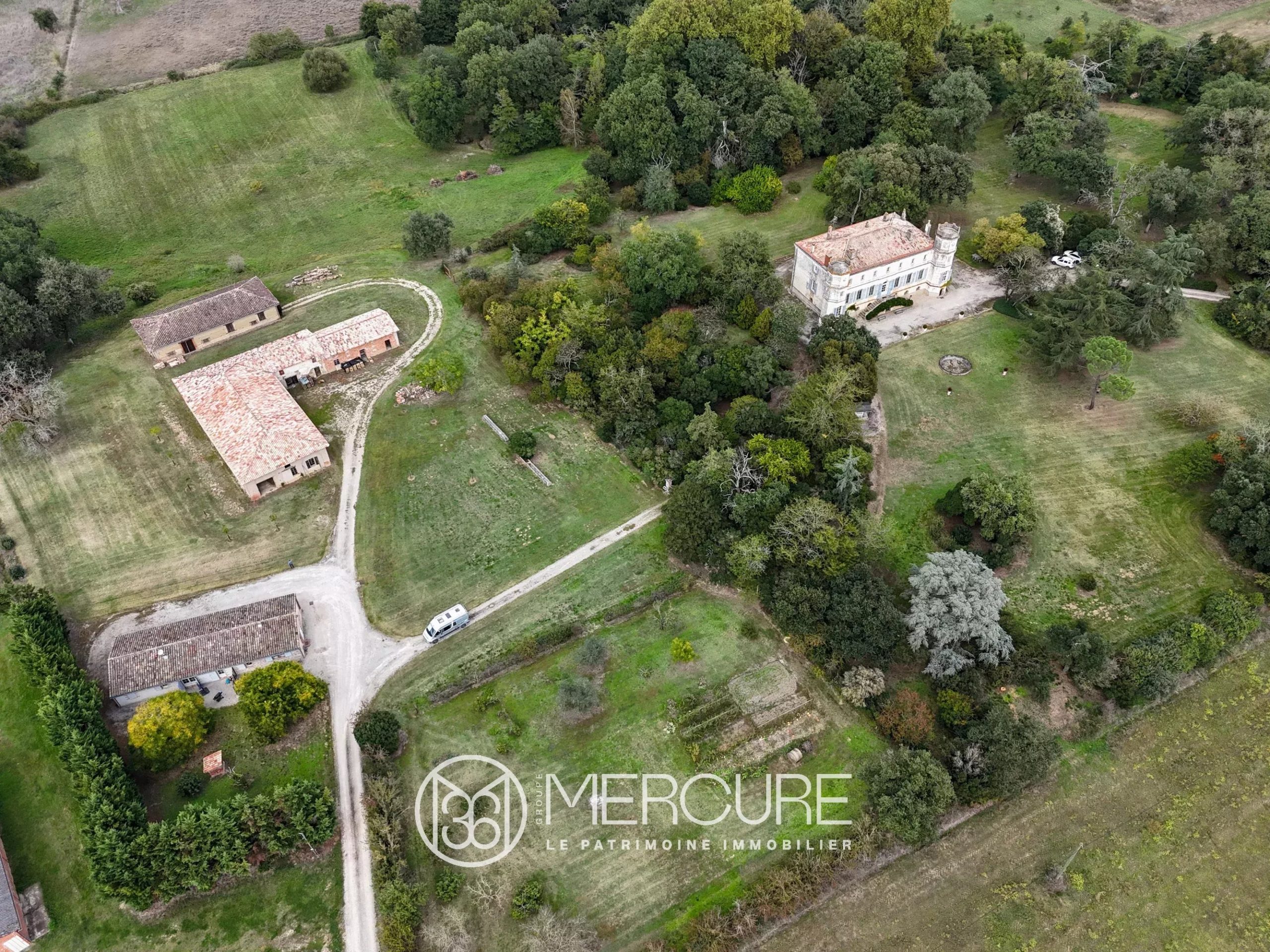 MAISON DE MAITRE SUR UN PARC ARBORE DE 14 HECTARES - 9053TS