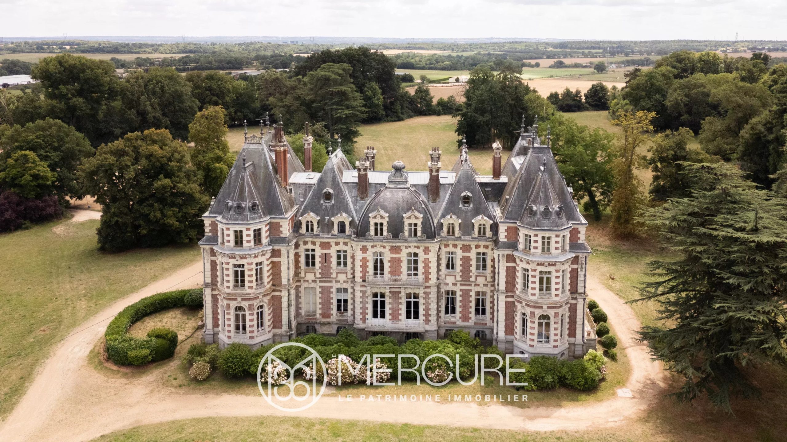 Unique château du XIXᵉ siècle et son domaine d’environ 50 hectares classés Monument Historique - 2146PL