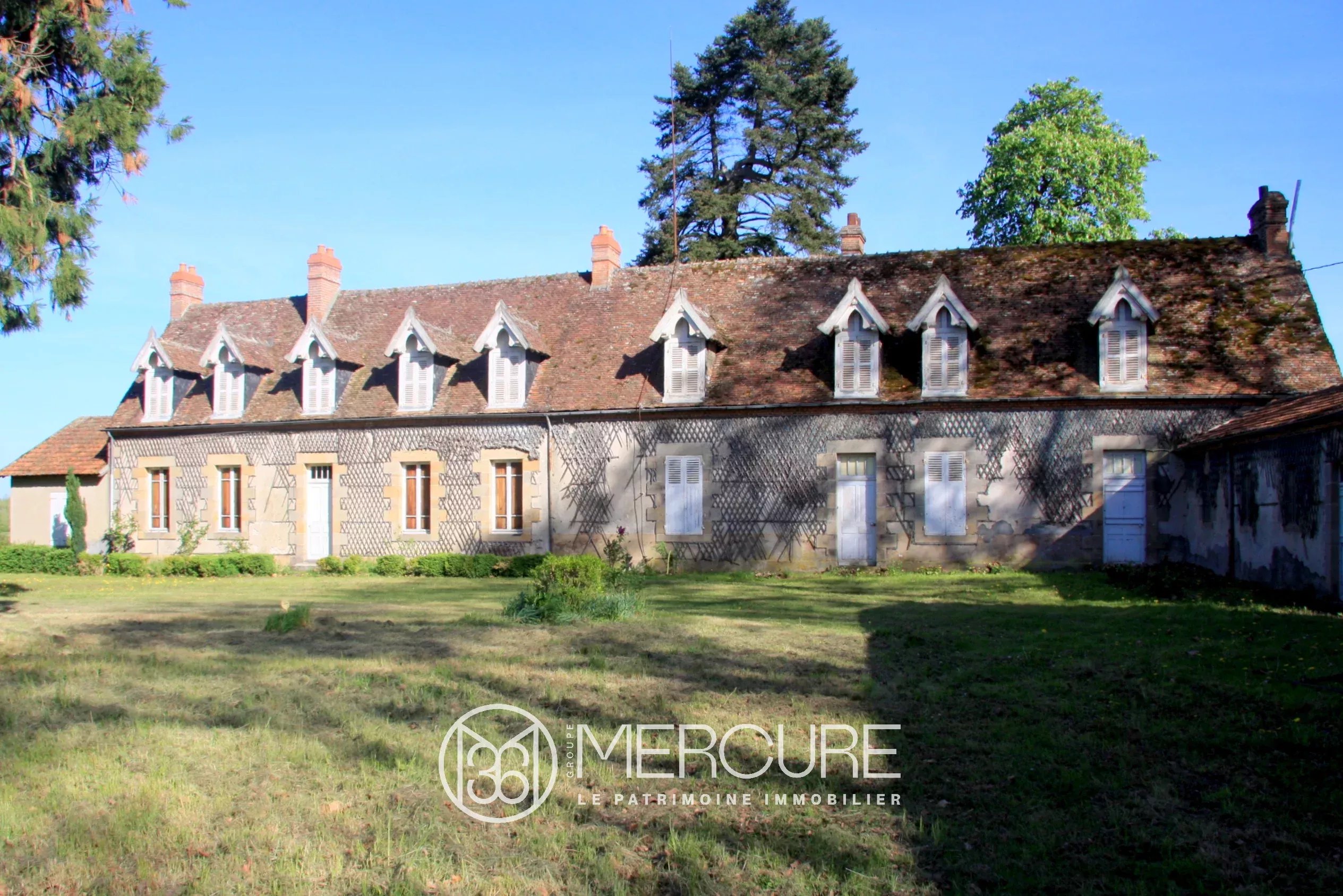 ALLIER, 15KM FROM MOULINS SPACIOUS HOUSE XVIIIème WITH OUTBUILDINGS ON 9300SQM PARK - 20978AU