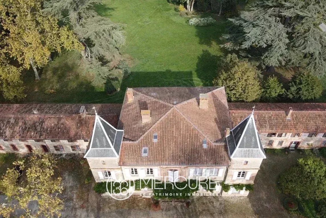 CHATEAU – DEPENDANCES – MAISON DE GARDIEN  – 3HA - 8182TS