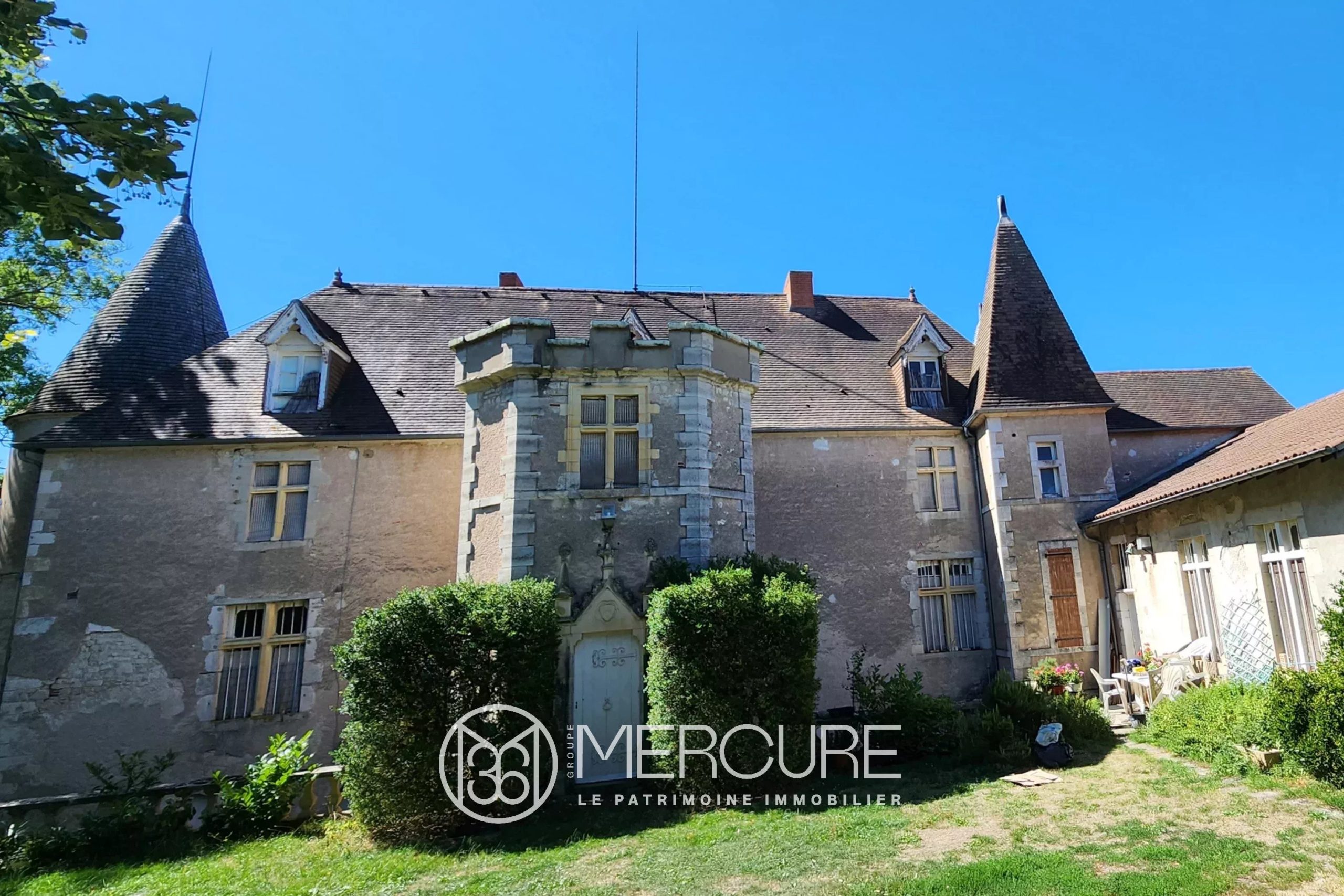 ALLIER, DOMINANT LA VALLEE DE LA SIOULE  AUTHENTIQUE CHATEAU XIII-XVIIeme ET SES DEPENDANCES - 21310AU