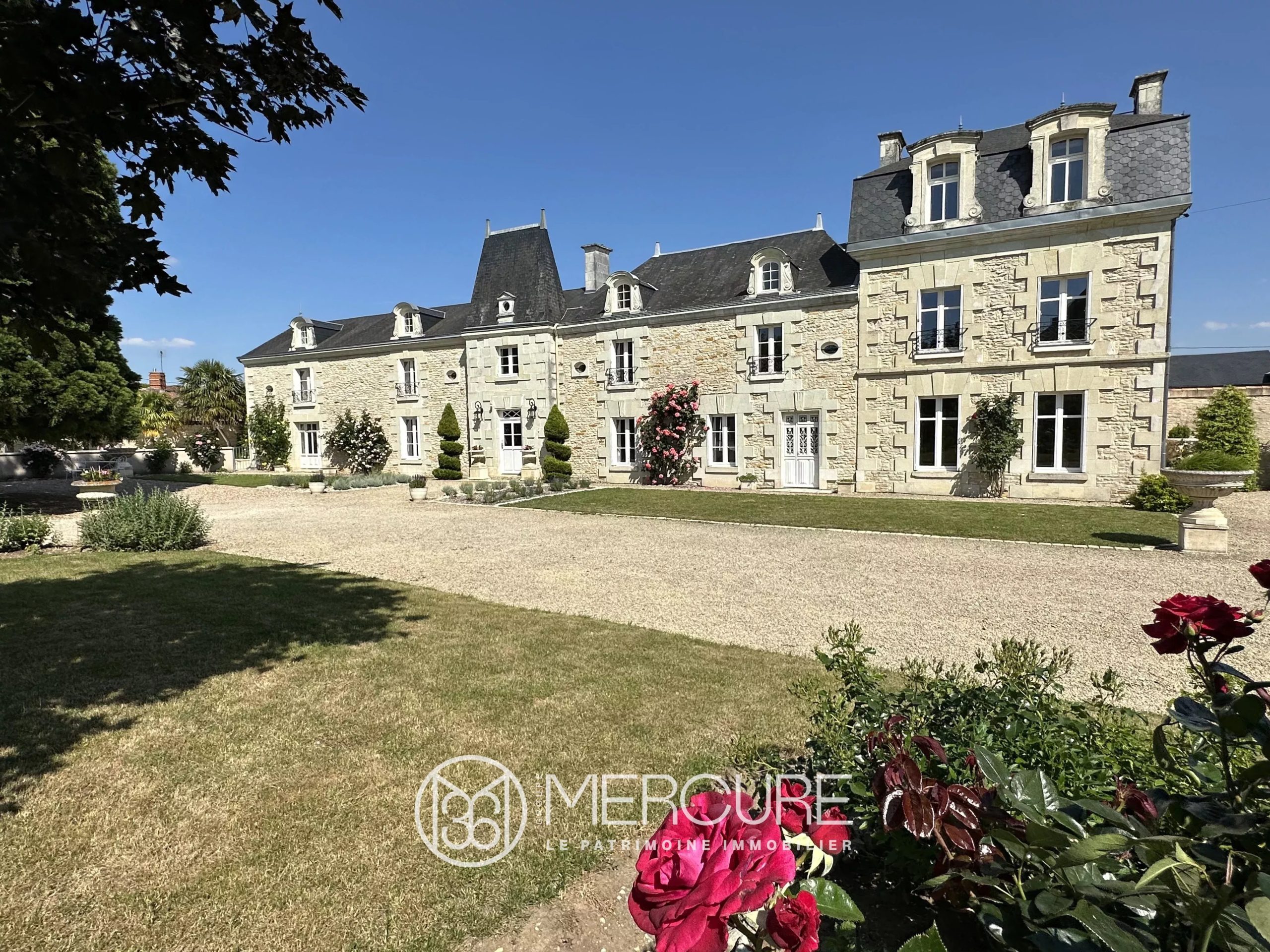 LOGIS XVIII-XIXe avec PISCINE et MAISON d&rsquo;AMIS - 9897PO