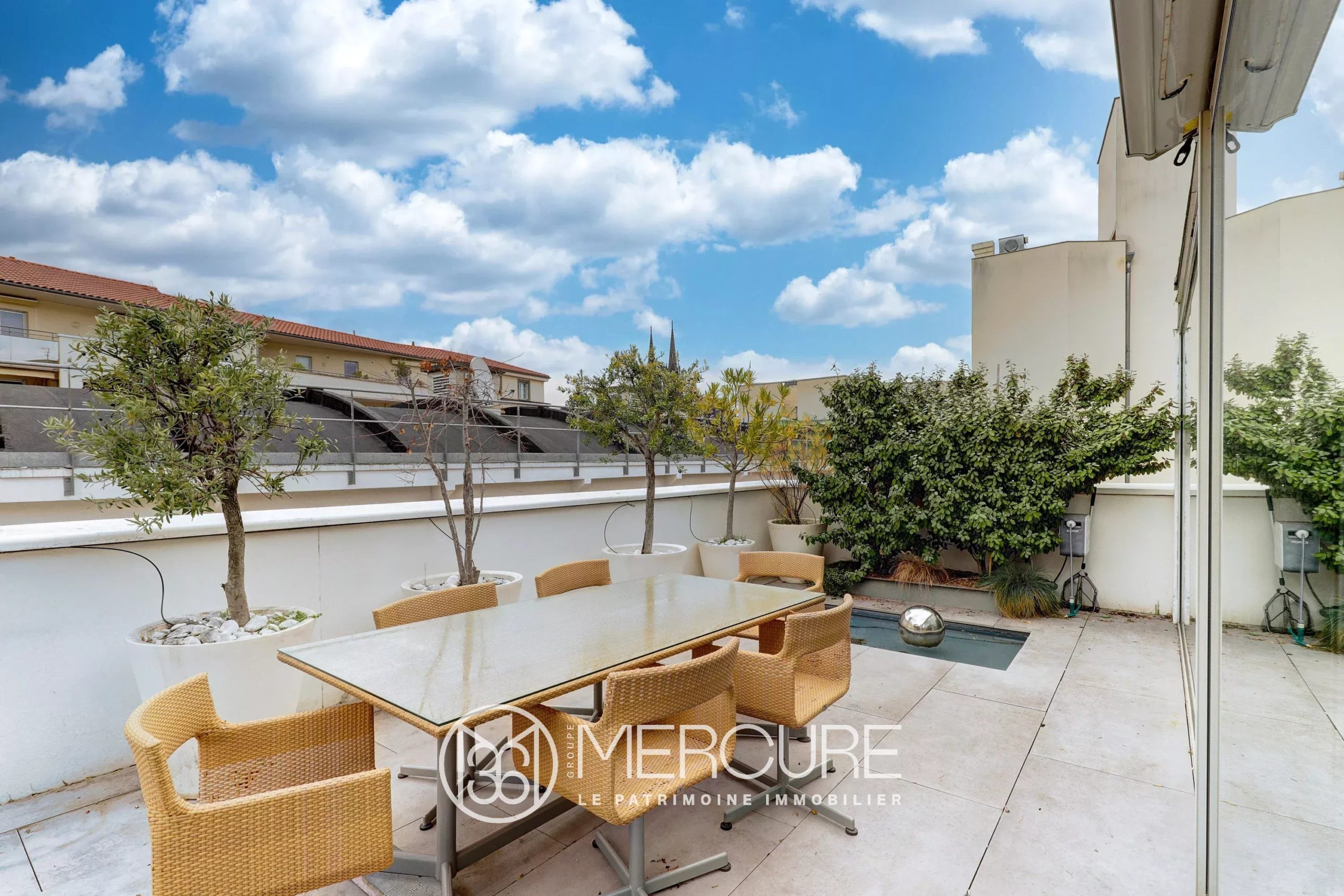 Rare en plein centre ville – maison avec terrasse et garage - 21465AU