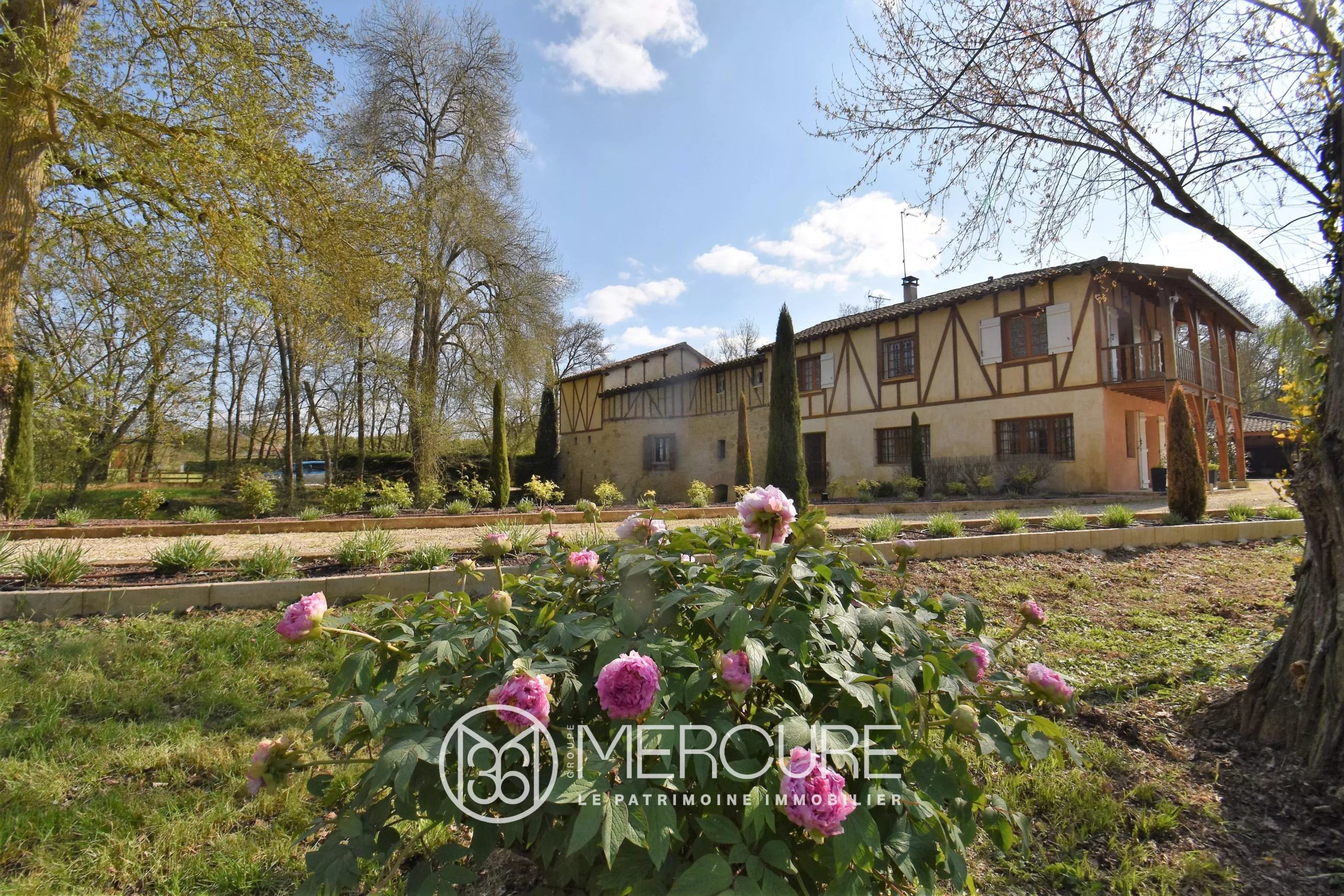 MOULIN XIIe – TROIS LOGEMENTS –  PISCINE –  5 HECTARES - 9274TS