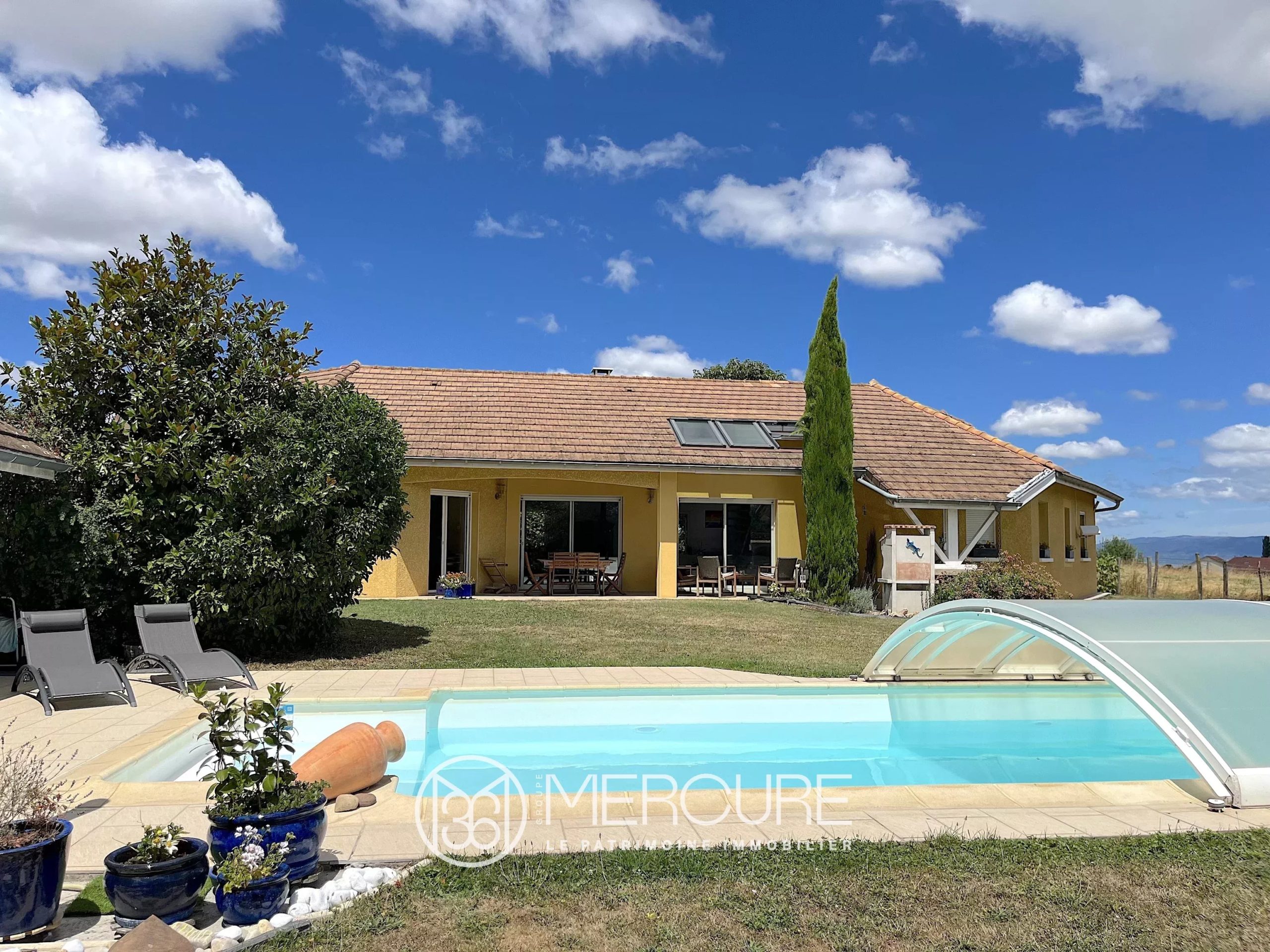 Elegante maison d’architecte lumineuse et calme entre Chambéry et Lyon avec vue panoramique, piscine et appartement privé. - 4985LY