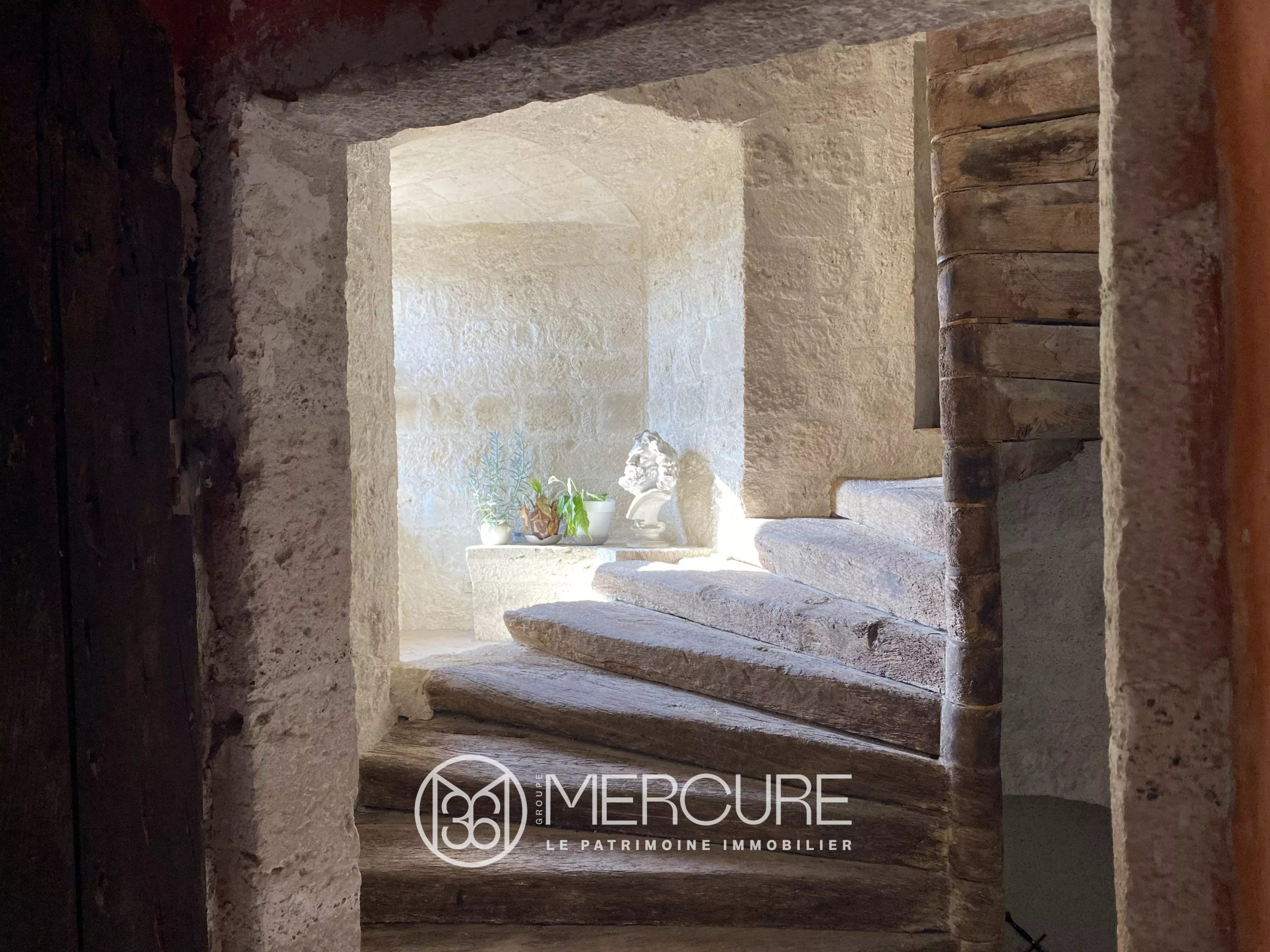 UN CHATEAU FORTIFIE ET UNE CHAPELLE DANS  LES COULOIRS DU TEMPS PROCHE D&rsquo;AGEN - 901024bx