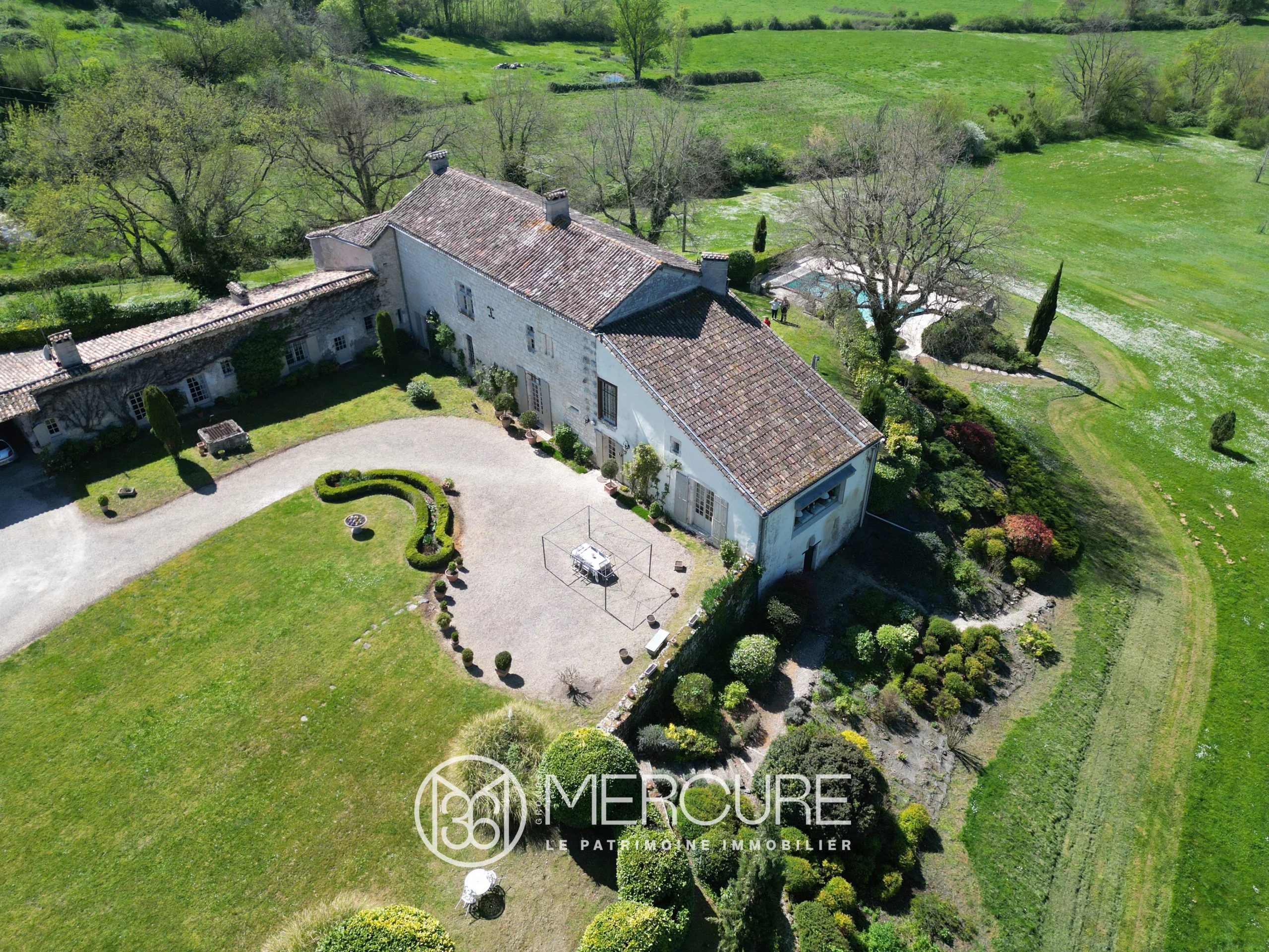 DEMEURE FORTIFIEE XVEME AVEC PISCINE ET DÉPENDANCES  – DURAS (47) - 900913bx