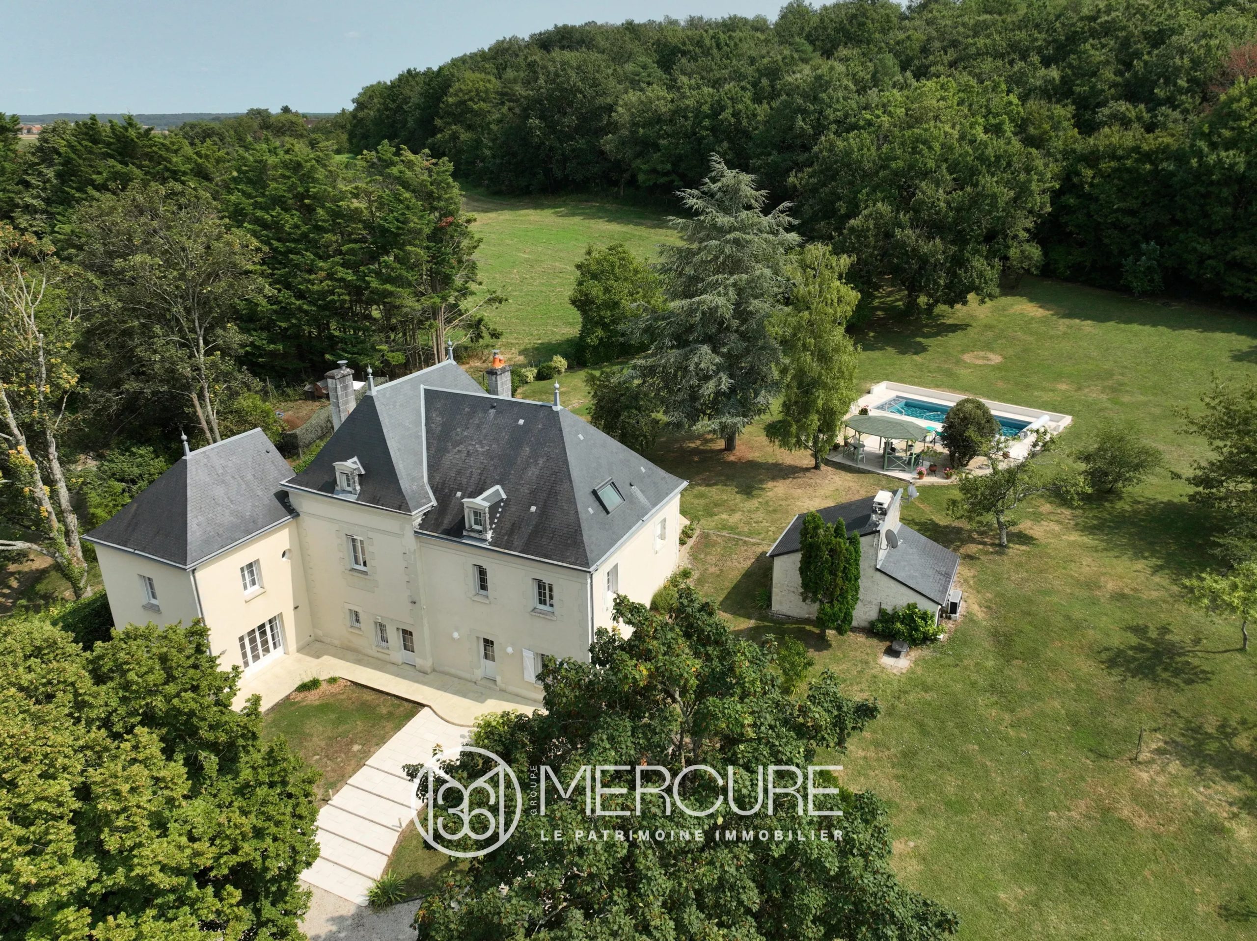 MAISON de MAITRE de 344 M² sur PARC de 7.400 M² avec PISCINE - 9989PO