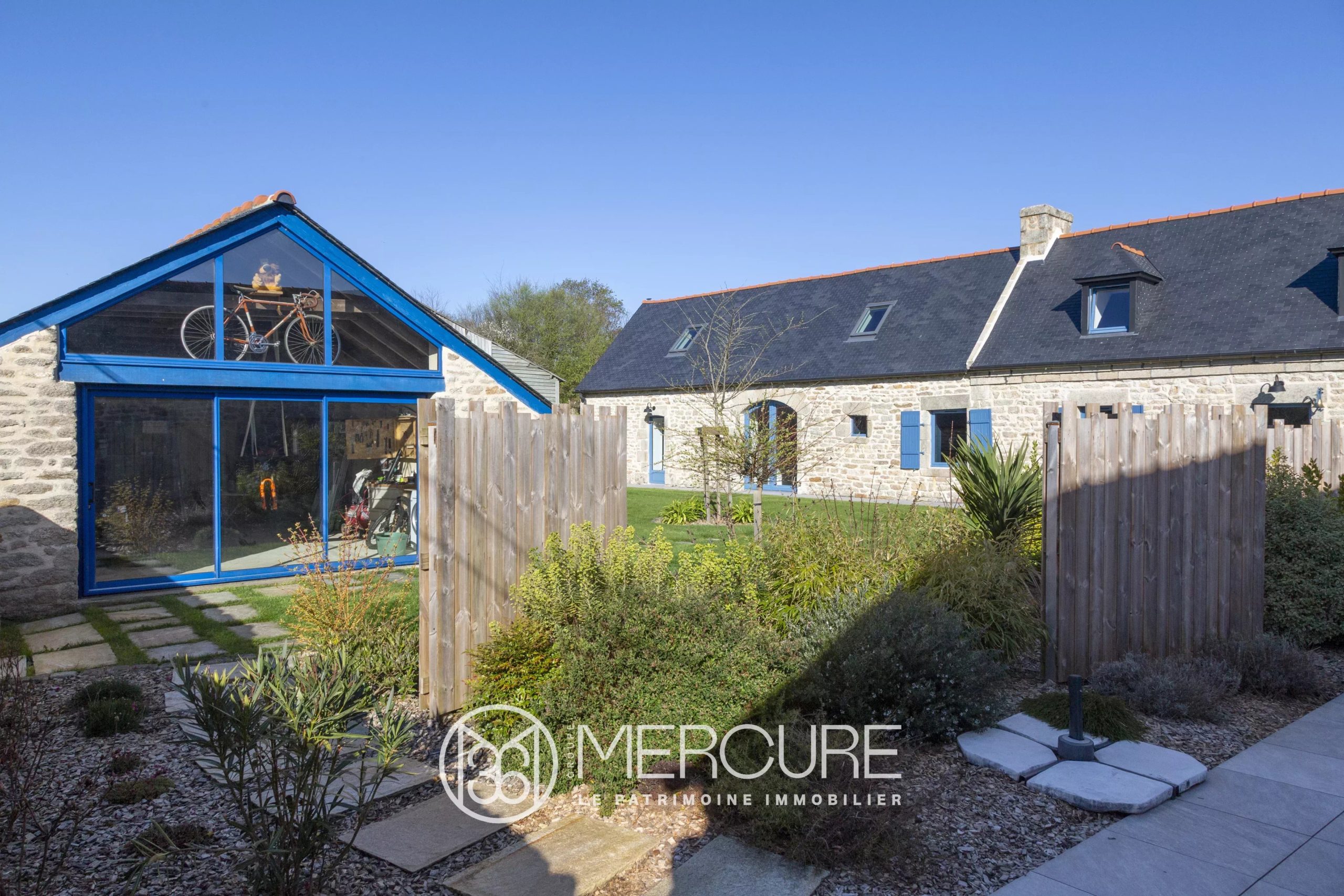 Plomeur, propriété ancienne style longères rénovées - 21160BR