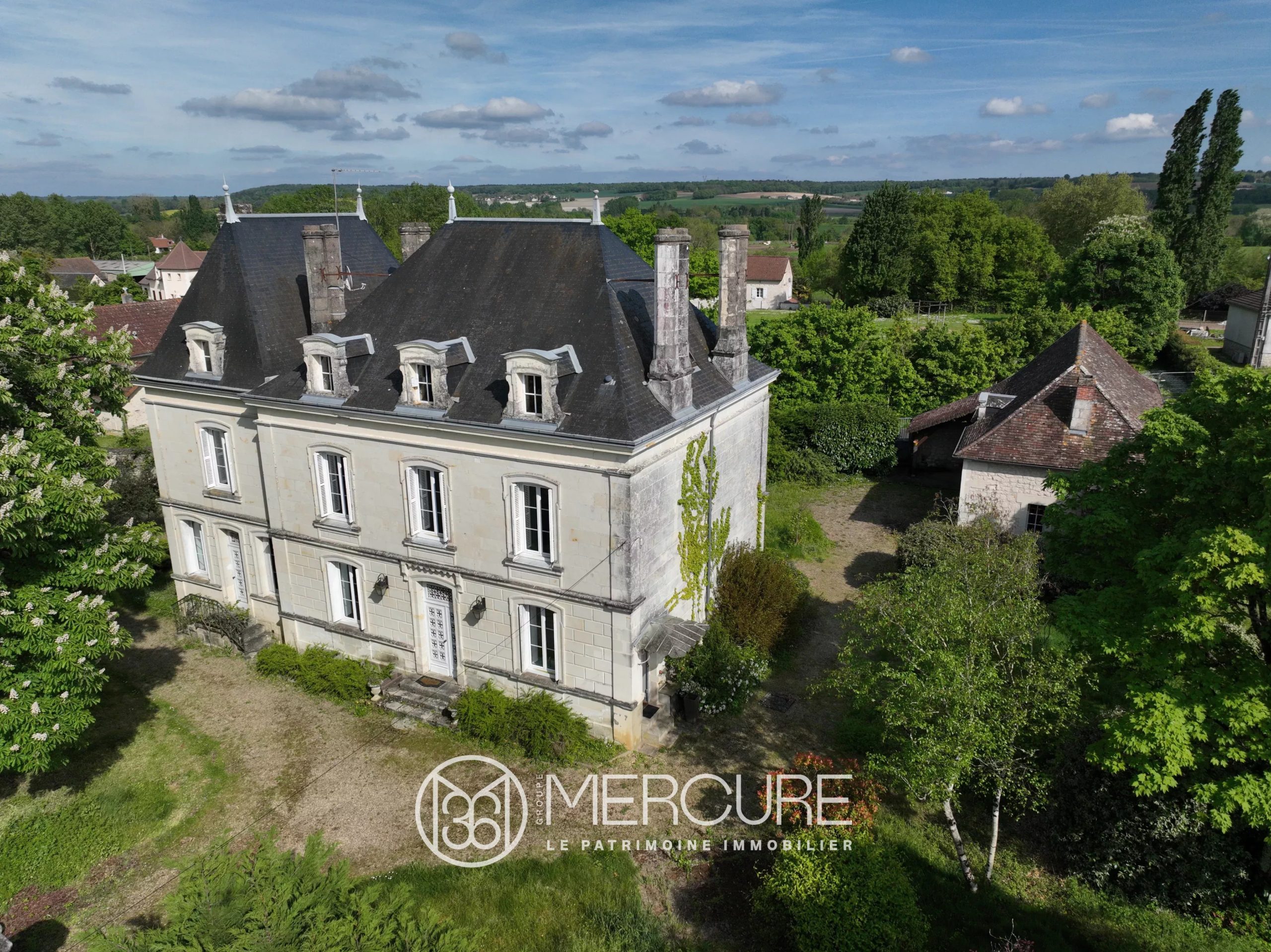 MAISON DE MAITRE avec PISCINE et DEPENDANCES - 10130PO