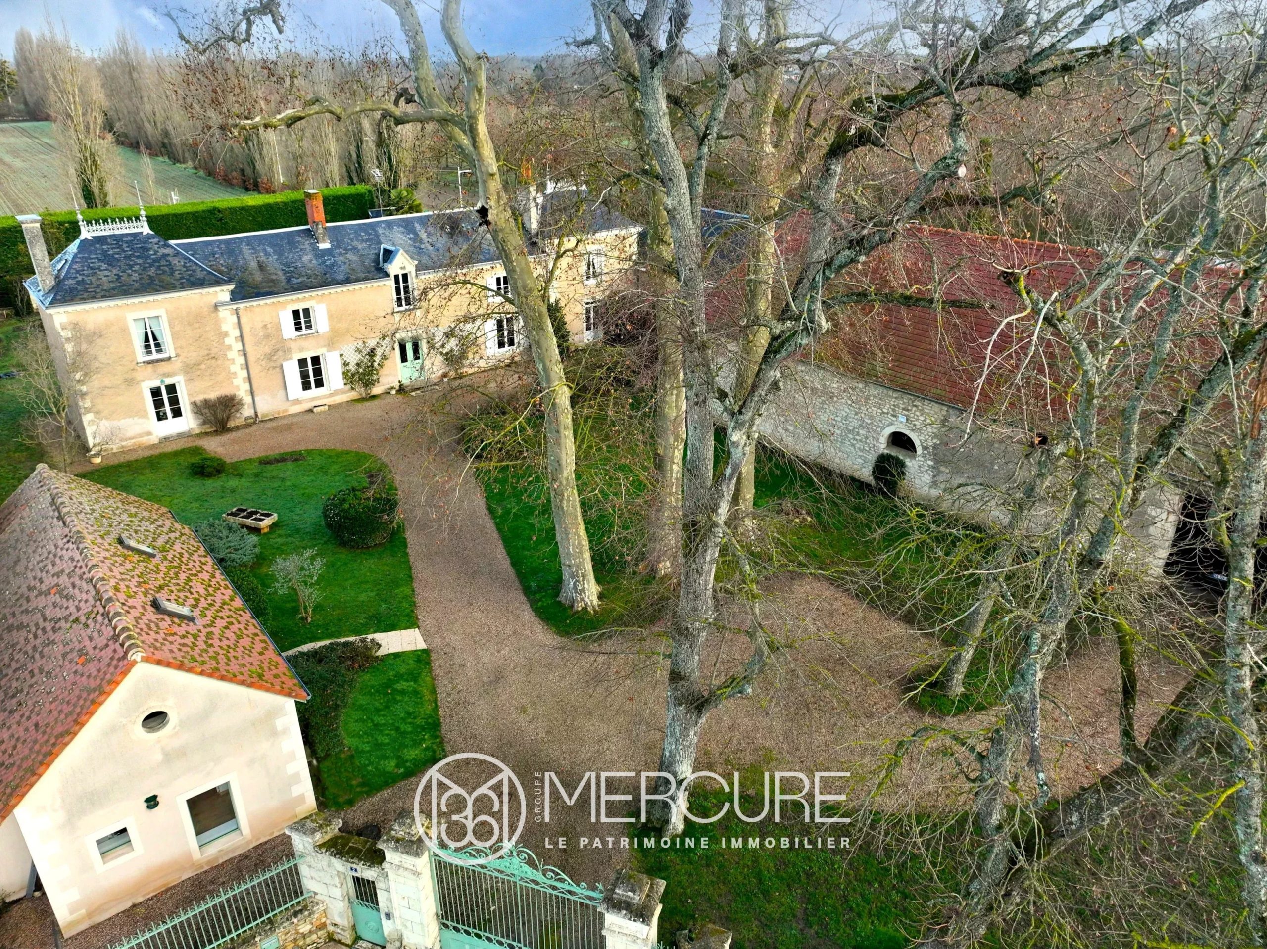 LOGIS XIXe avec MAISON D&rsquo;AMIS, PISCINE et DEPENDANCE - 9849PO