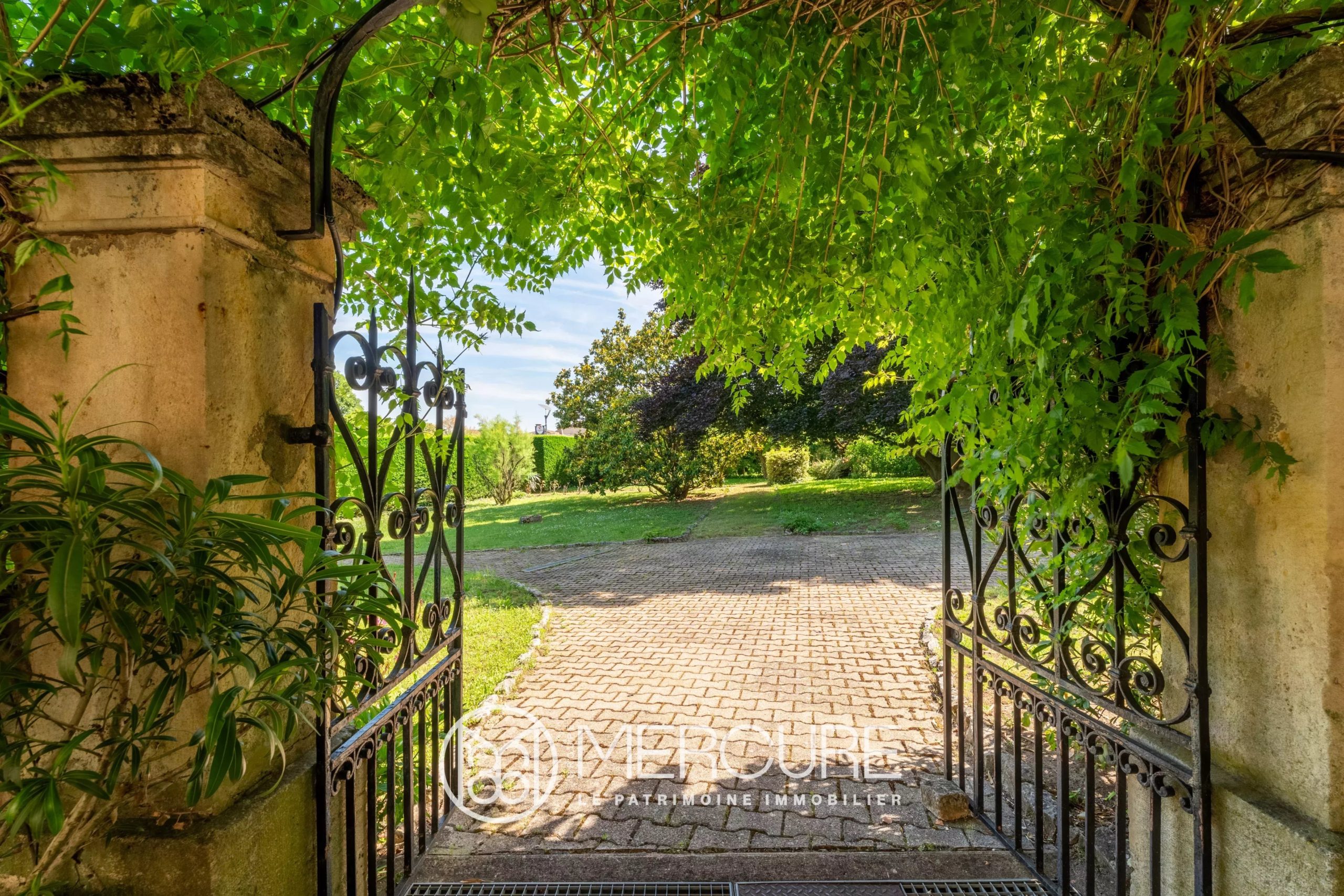 BEAUJOLAIS – LUCENAY – A vendre, maison en pierre avec dépendances - 4940LY