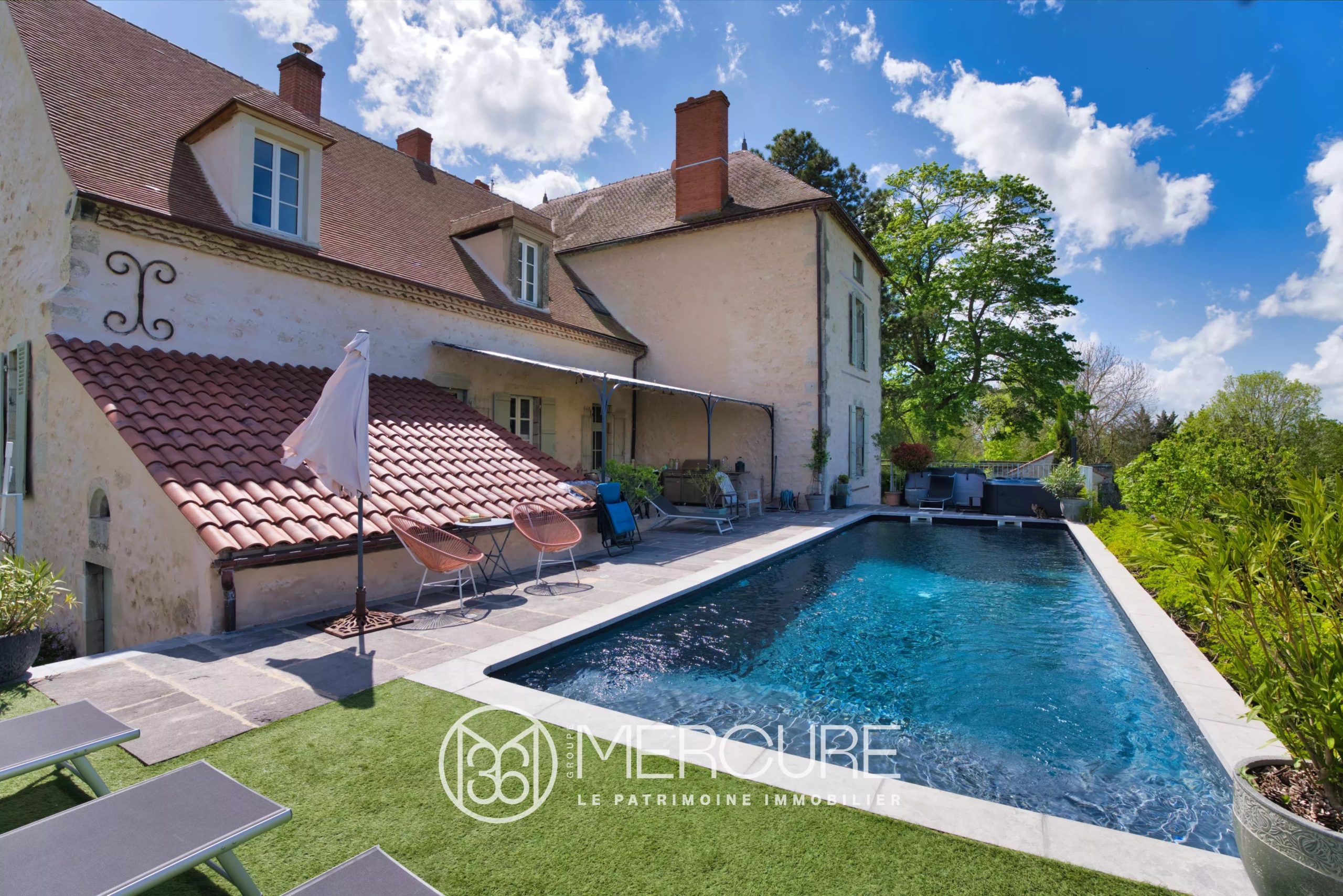 ALLIER, CHARROUX LUXUEUSE MAISON DE MAITRE XVIIIème RENOVEE, PISCINE ET DEPENDANCES TERRAIN DE 7500m² - 21301AU