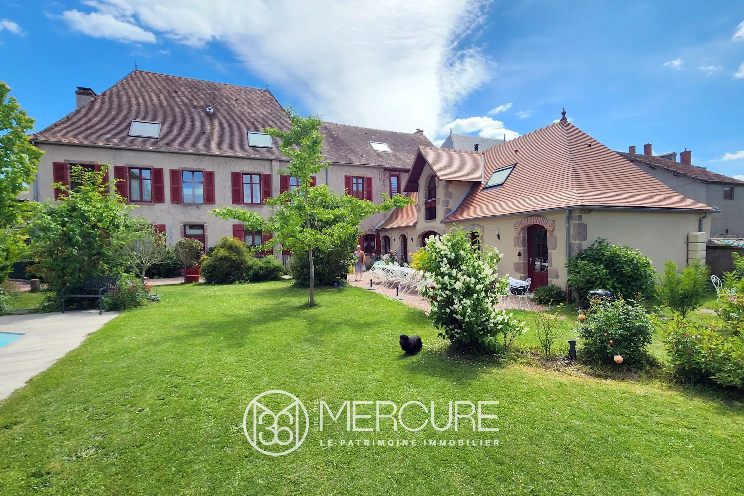 ALLIER, in a large tourist village, 19th century manor house in excellent condition on 2130 sqm. - 21281AU