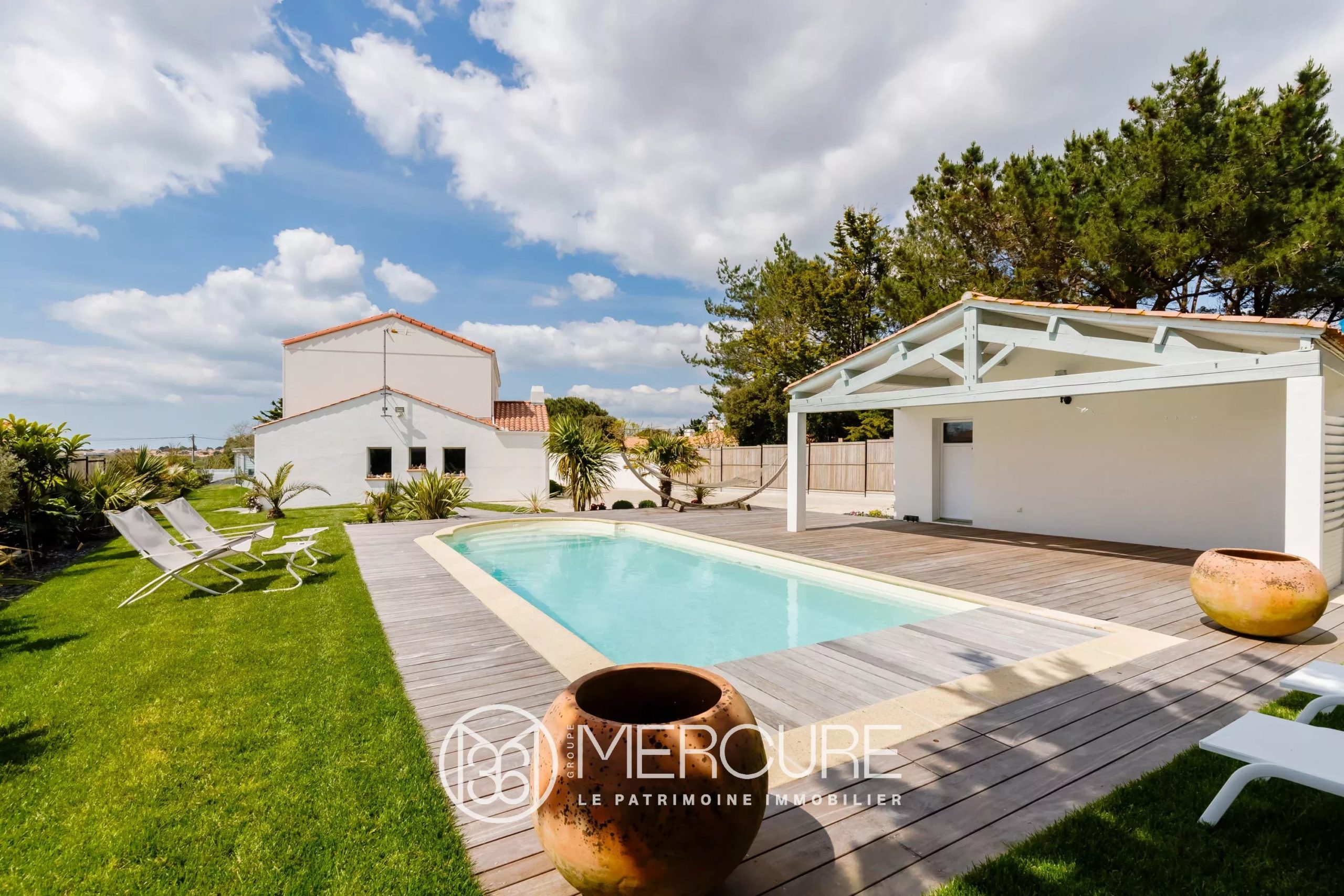 PROCHE DE SAINT-GILLES-CROIX-DE-VIE – VILLA RENOVEE AVEC PISCINE - 20758VE