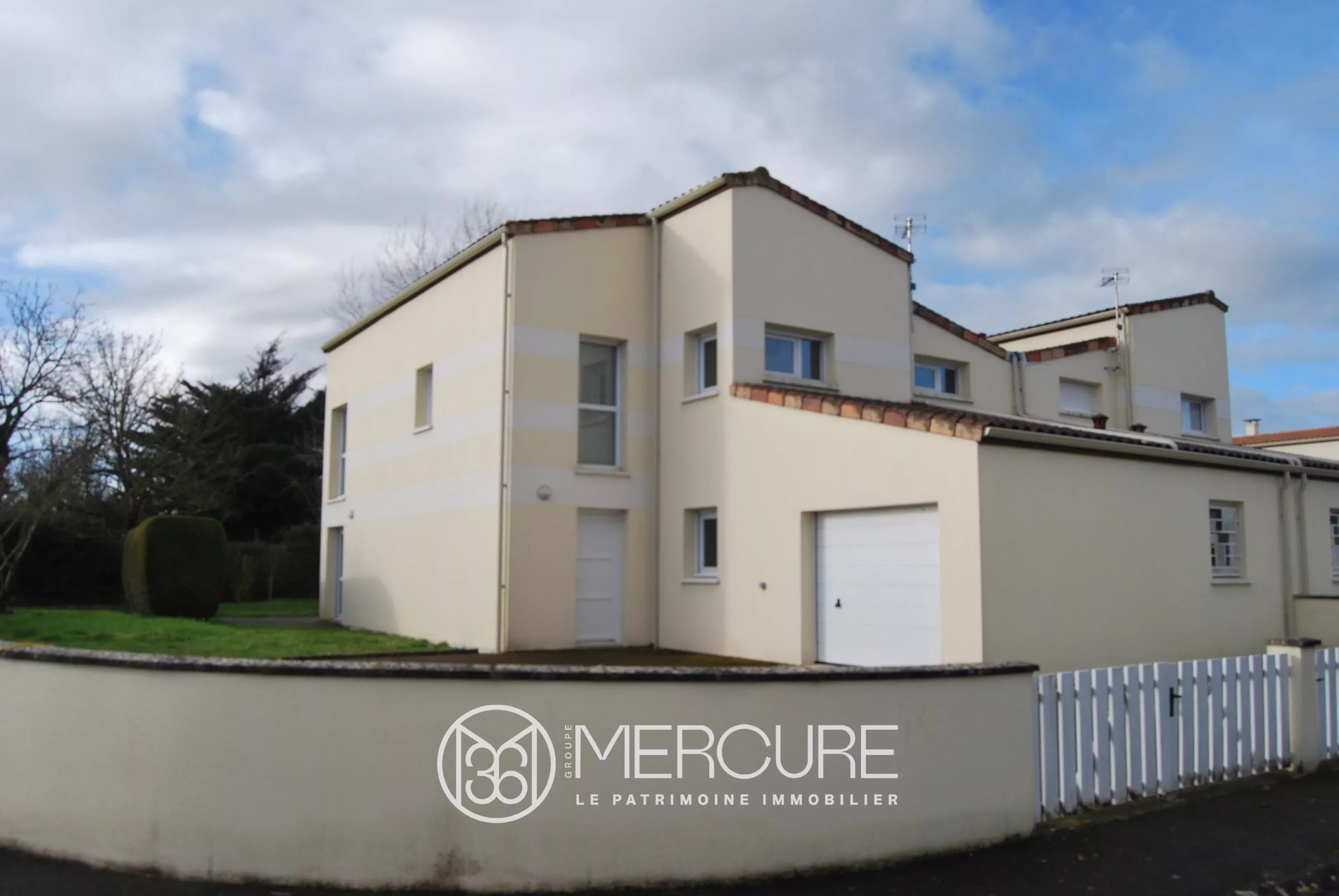 PAVILLON SURELEVE T.6 AVEC GARAGE ET JARDIN - 9125-061MO