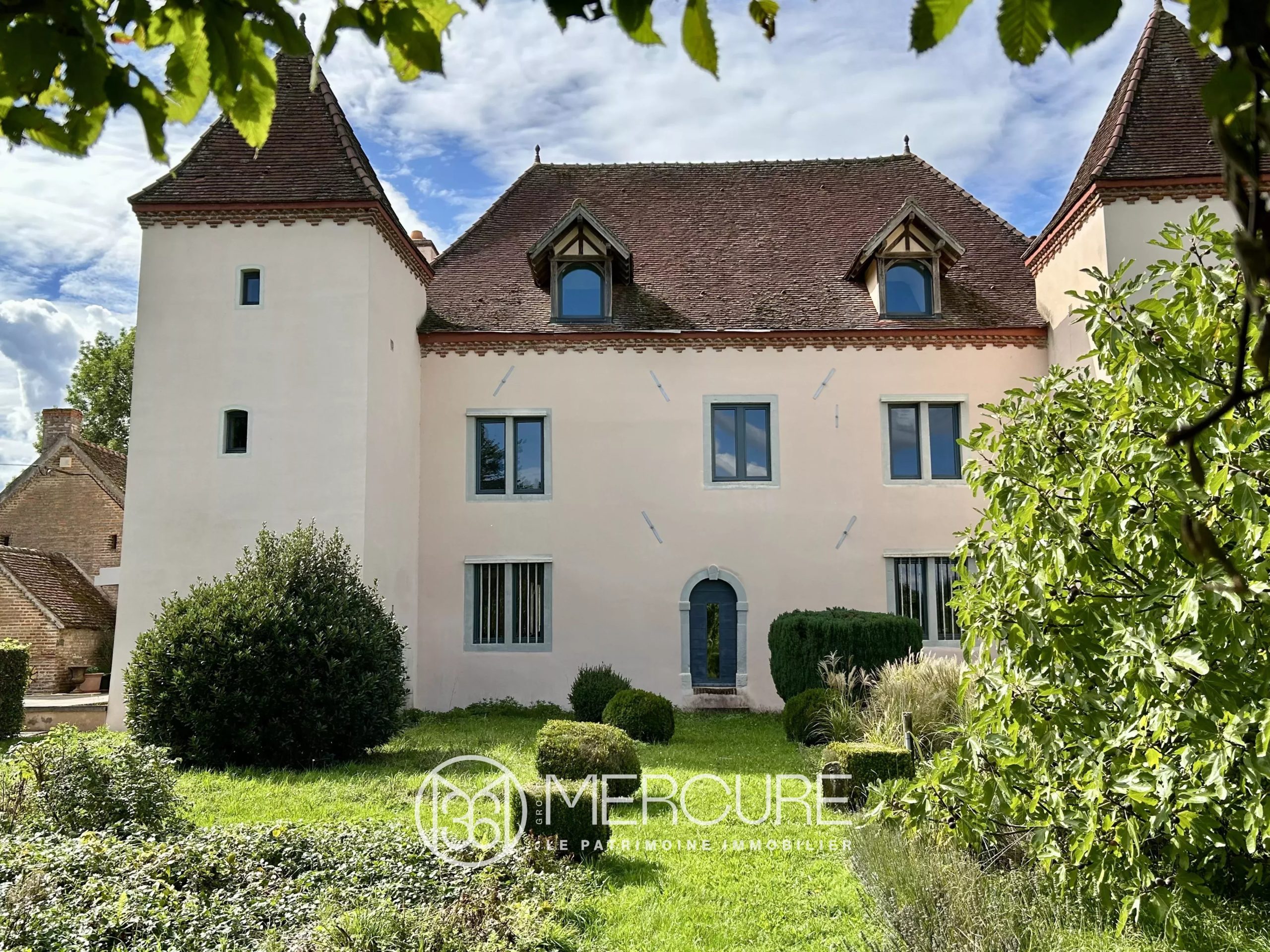 Château du XVIIème siècle entièrement rénové et ses grandes dépendances - 21314VA