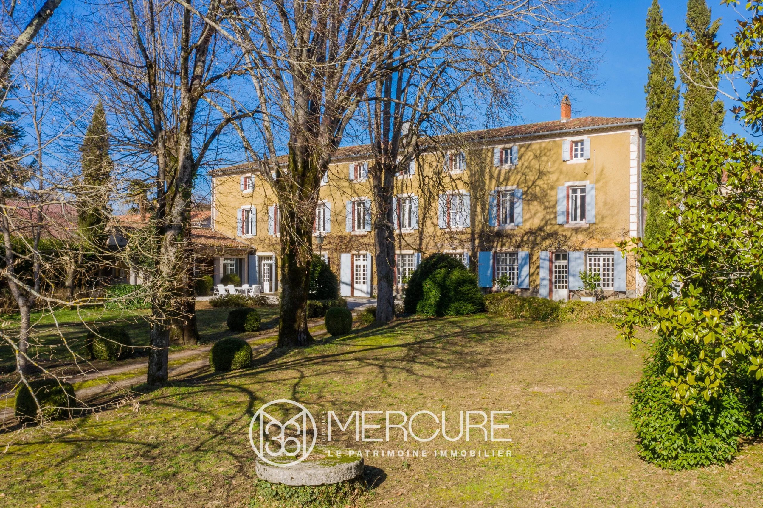 ELEGANTE PROPRIETE EN COEUR DE VILLE – PARC CLOS - 8944TS