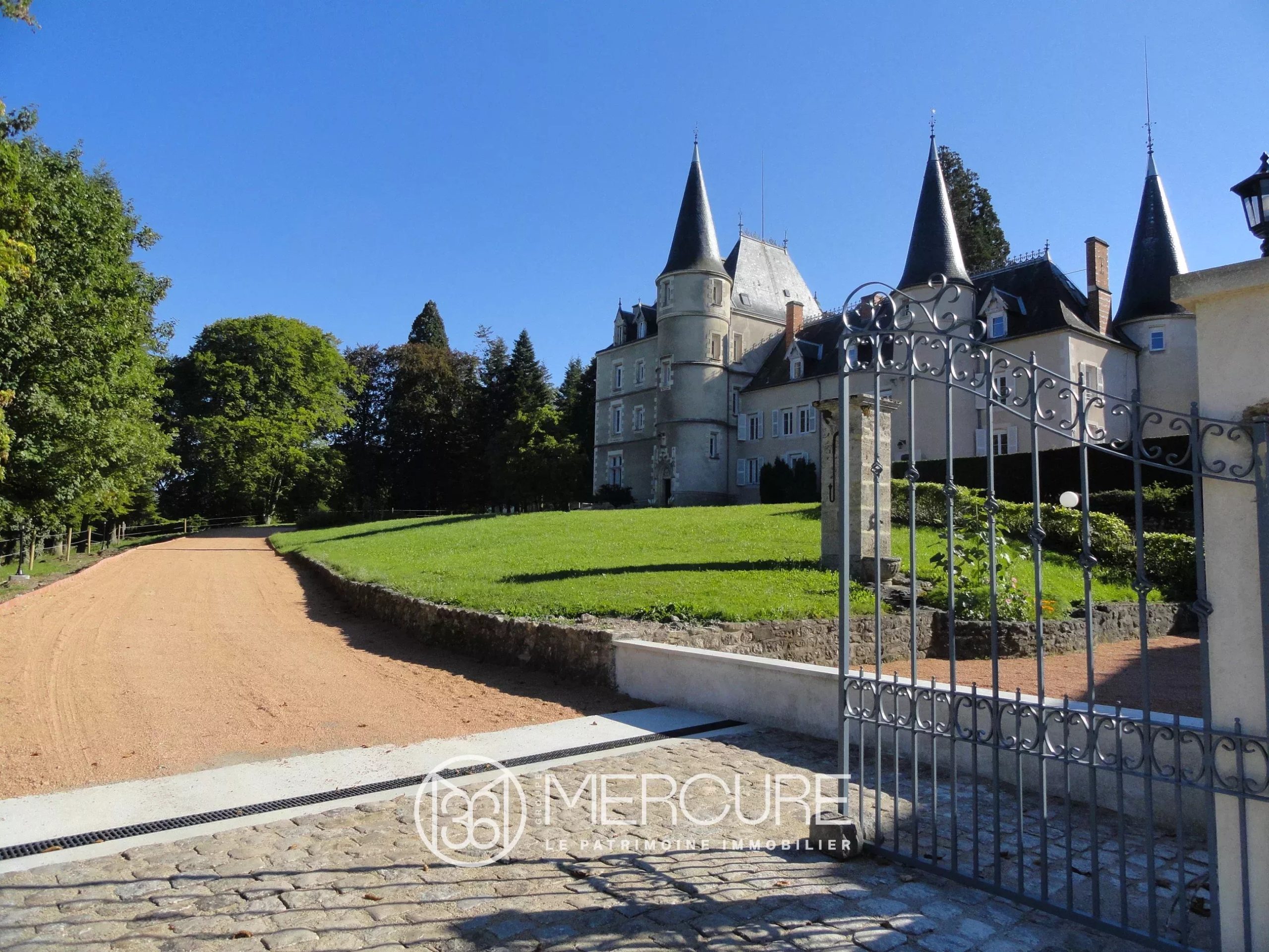 PROCHE VICHY –  CHATEAU DE PRESTIGE XV-XIXème EN PARFAIT ETAT, SUR 8.3HA. - 21534AU