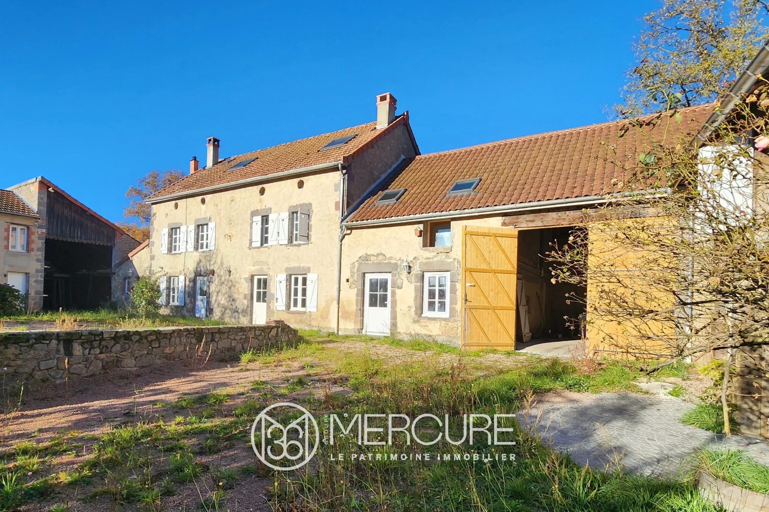 Puy de Dôme, secteur de Riom, fermette rénovée et ses dépendances pour activités équestres. - 21519AU