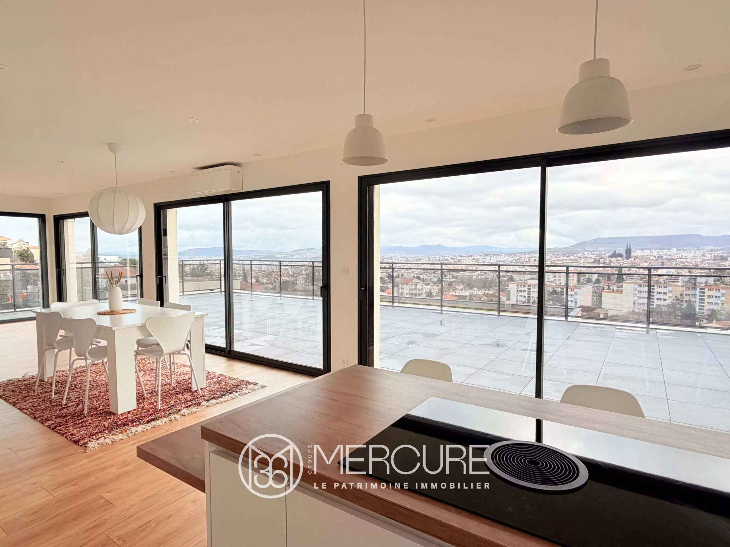 Contemporary 2023 Home – 4 Bedrooms, 258 sqm, Panoramic Views, 10 min from Place de Jaude - 21526AU