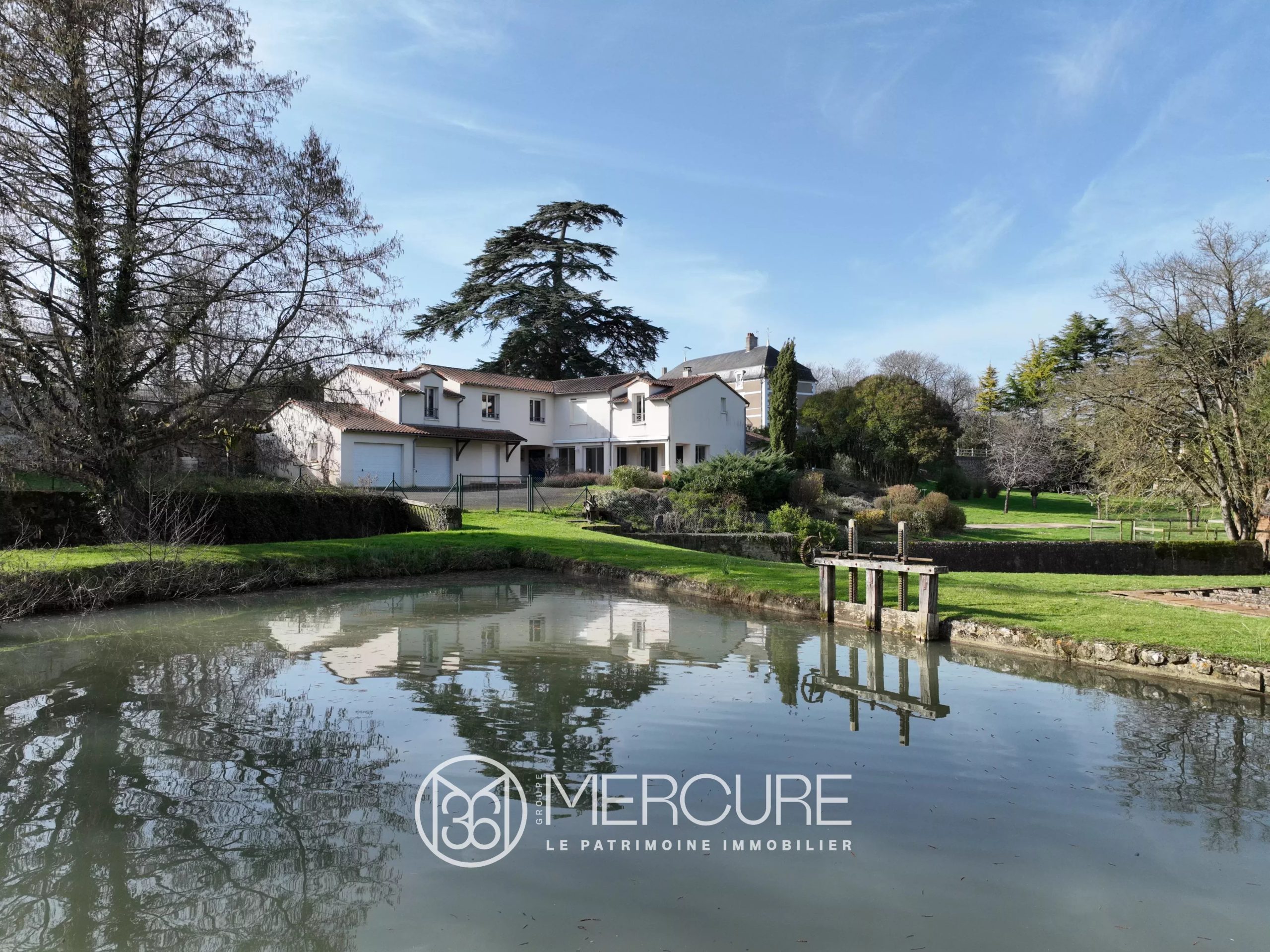 MAISON RECENTE DE 270 M² AVEC COMMUNS, ÉTANG, PRAIRIES ET PARC - 10288po