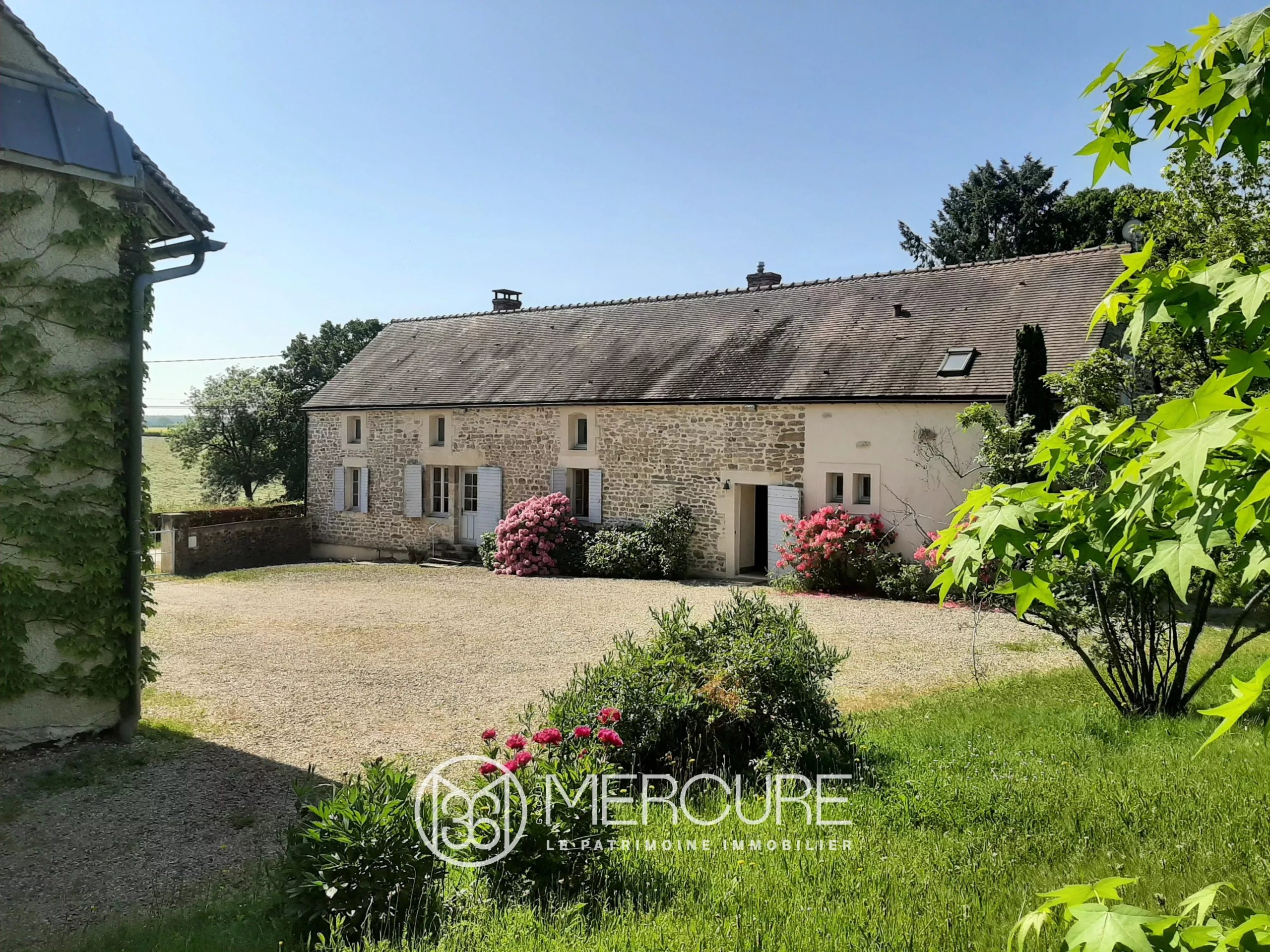 CHARMANT COTTAGE, PISCINE, 4000 M² TERRAIN, DEPENDANCES - 21536MHL