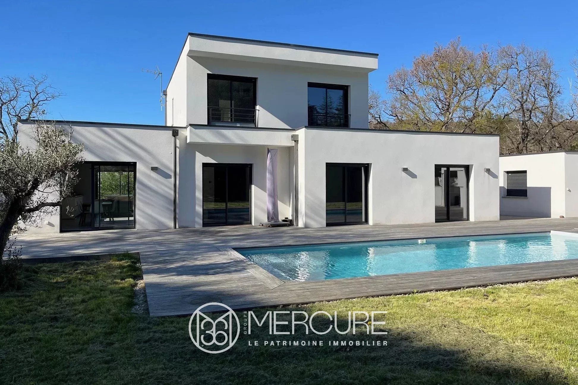 VILLA CONTEMPORAINE T7 AVEC UN JOLI JARDIN - 9328TS