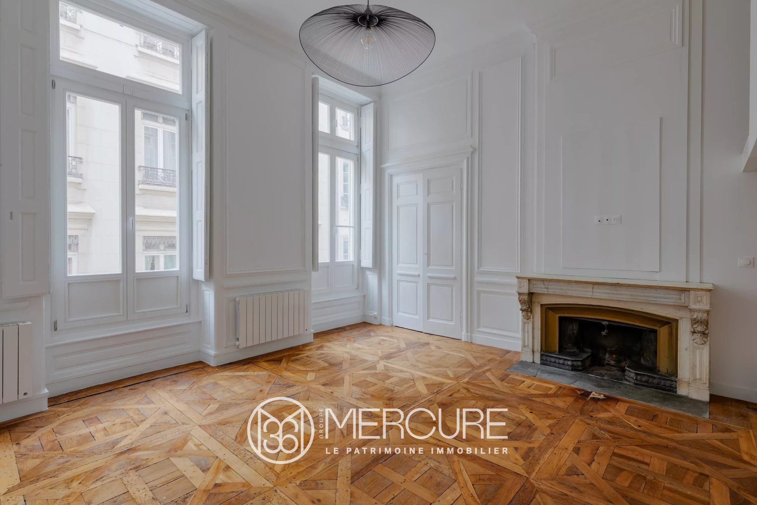 IN THE HEART OF AINAY – CHARM & RENOVATION – STUNNING REFURBISHED 2-ROOM APARTMENT - 5010LY2