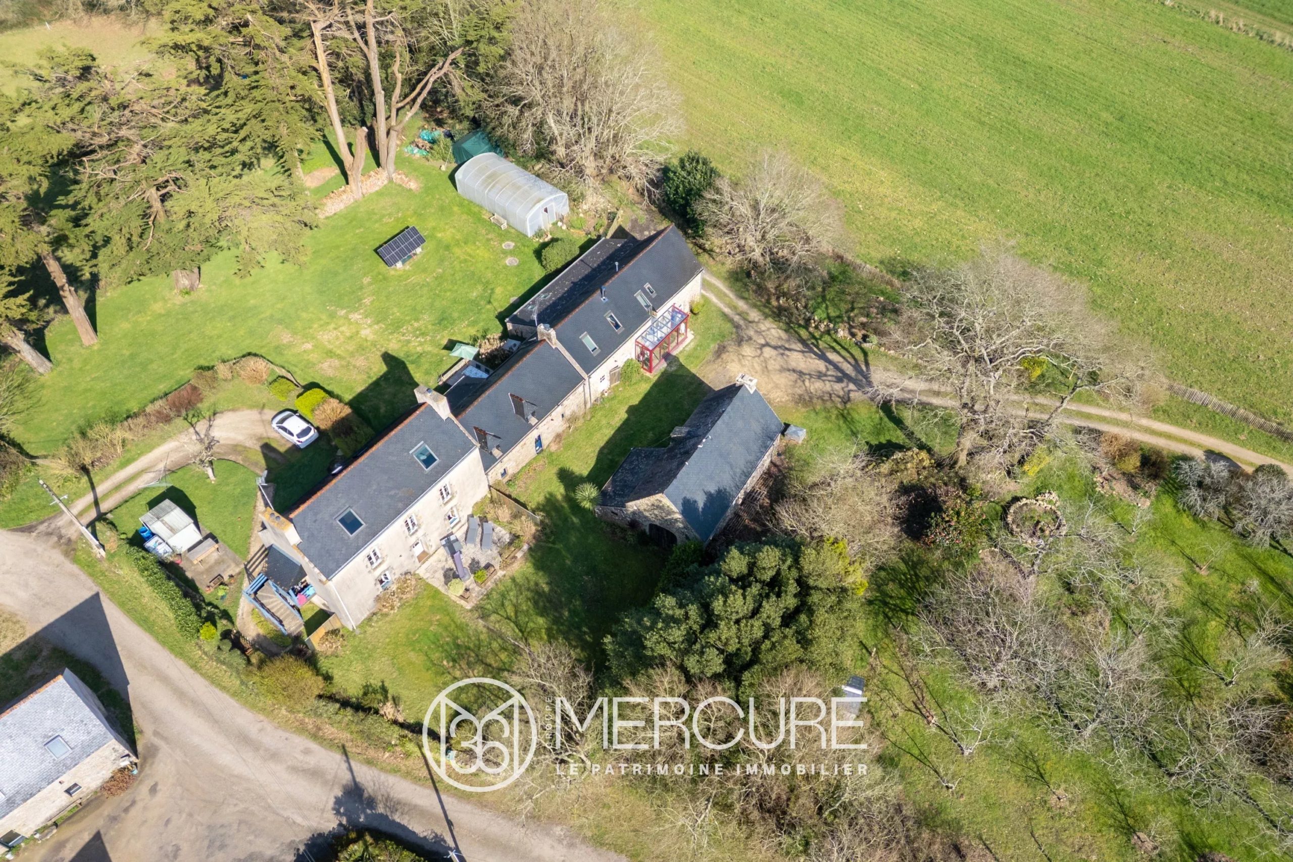 10 MN DOUARNENEZ PROPRIETE ANCIENNE RENOVEE 300 M2 SUR 1 HA 9 - 21561BR