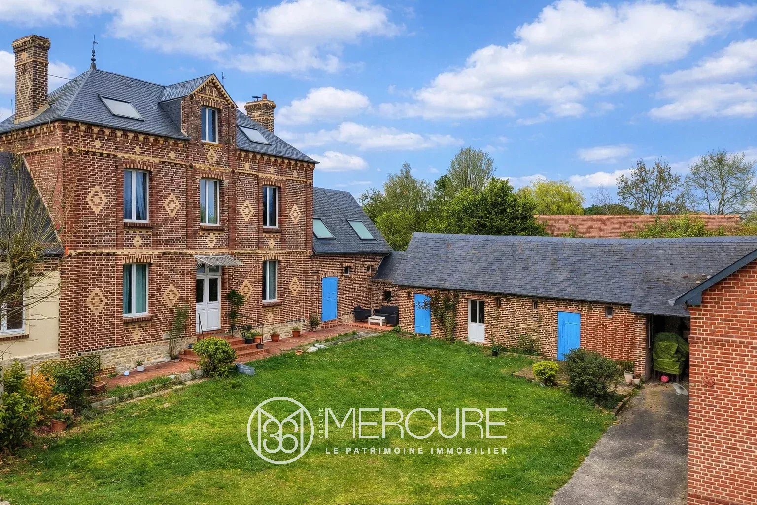 DEUX MAISONS, DEPENDANCES, PARC 7100M² AVEC PISCINE - 80638PI