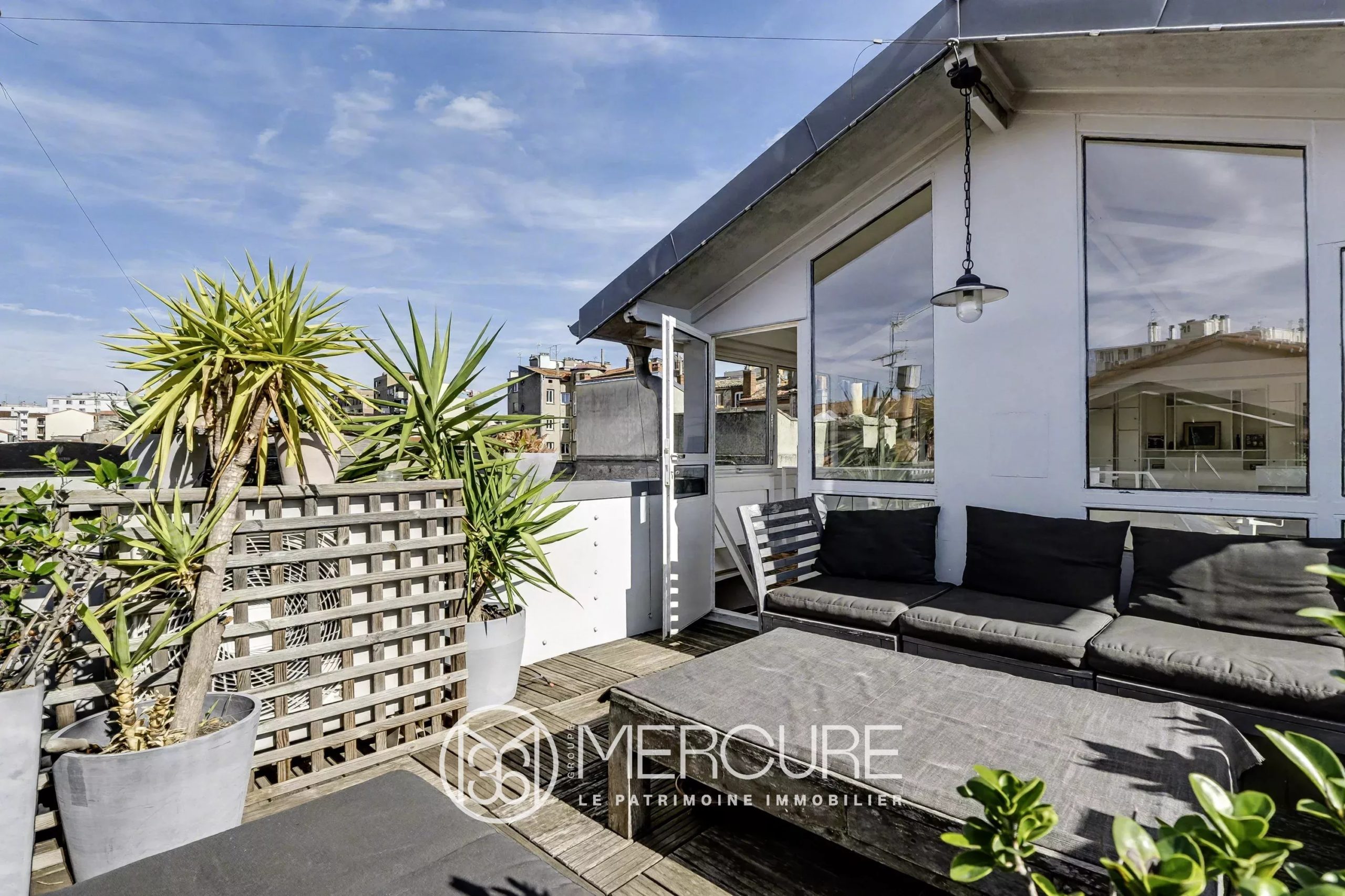 APPARTEMENT AVEC TERRASSE SUR LES TOITS – GARAGE - 9264TS