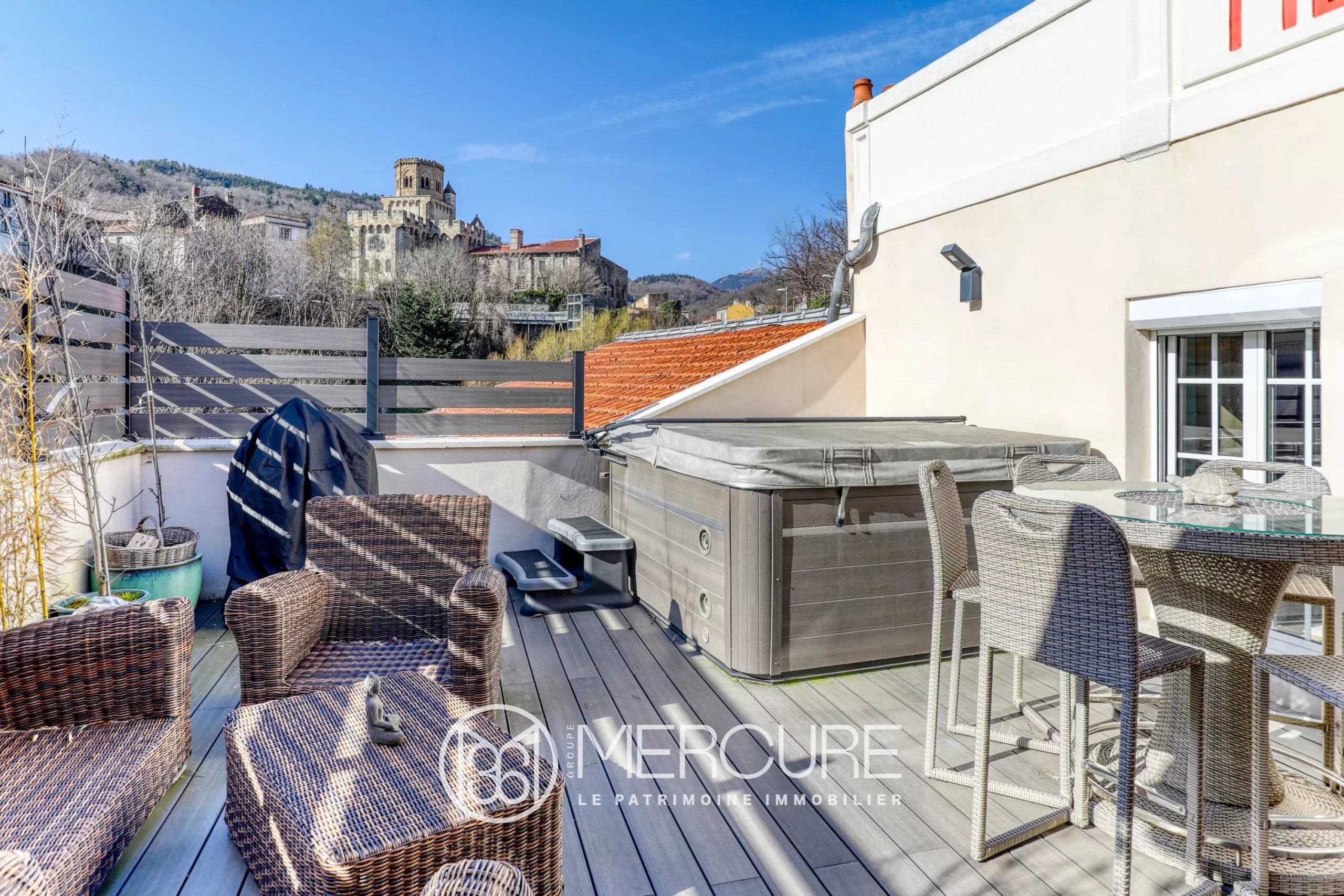 Ancien Moulin du XVIIIᵉ siècle  avec appartement T4 et terrasse et vue dégagée– Architecture Art Nouveau- Royat - 21537AU