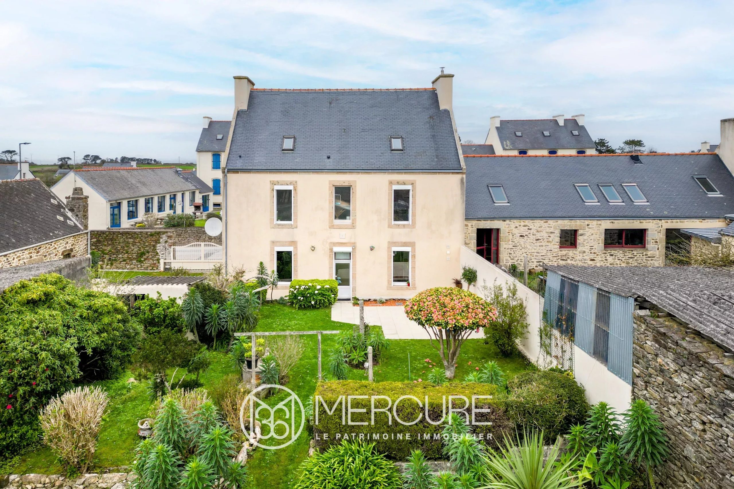 10 MN DE DOUARNENEZ CHARMANTE MAISON DE 135 M2 SUR PARC PAYSAGER 1200 M2 - 21571BR