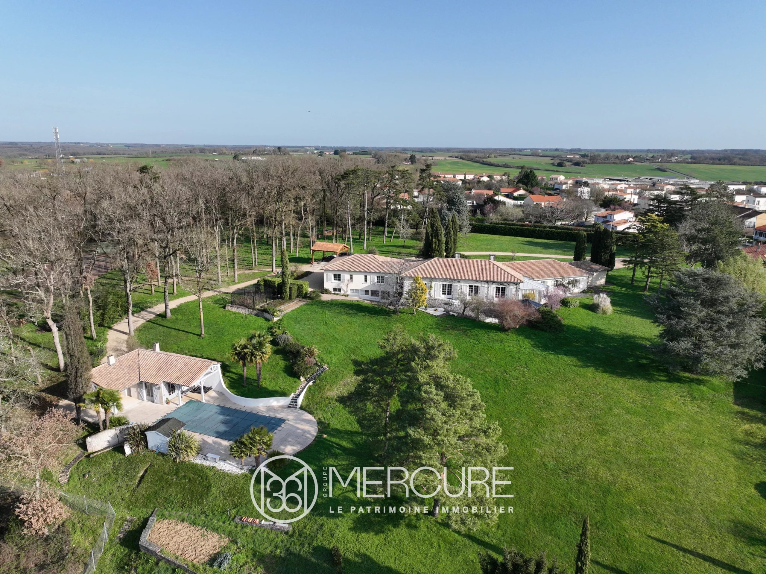 VUE IMPRENABLE POUR CETTE VILLA DE PLAIN-PIED AVEC PISCINE ET TENNIS - 10310po