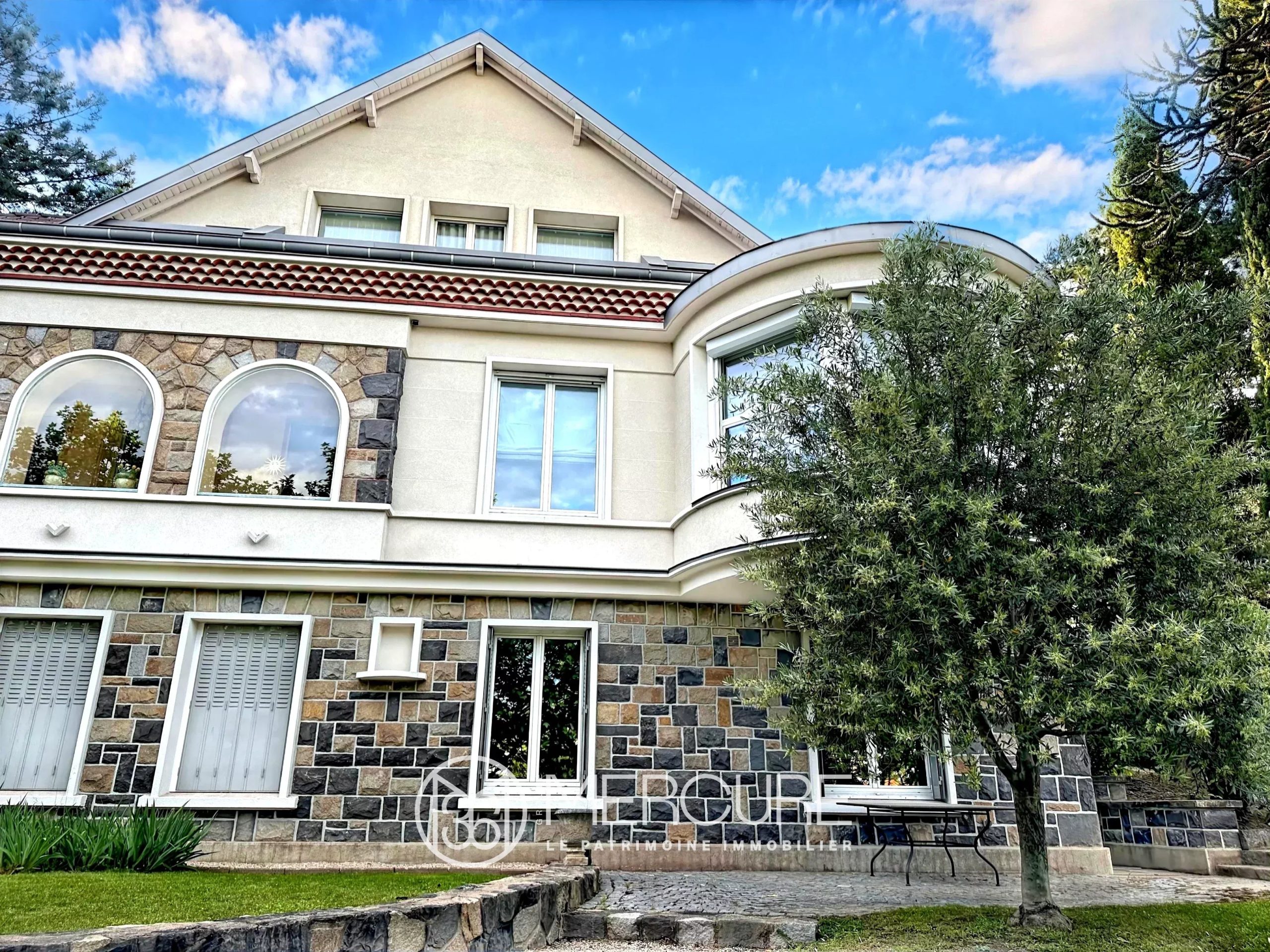 Chamalières : beautiful family house of 380 sqm on a land of 1429 sqm, terrace, swimming pool, residential area - 20922AU