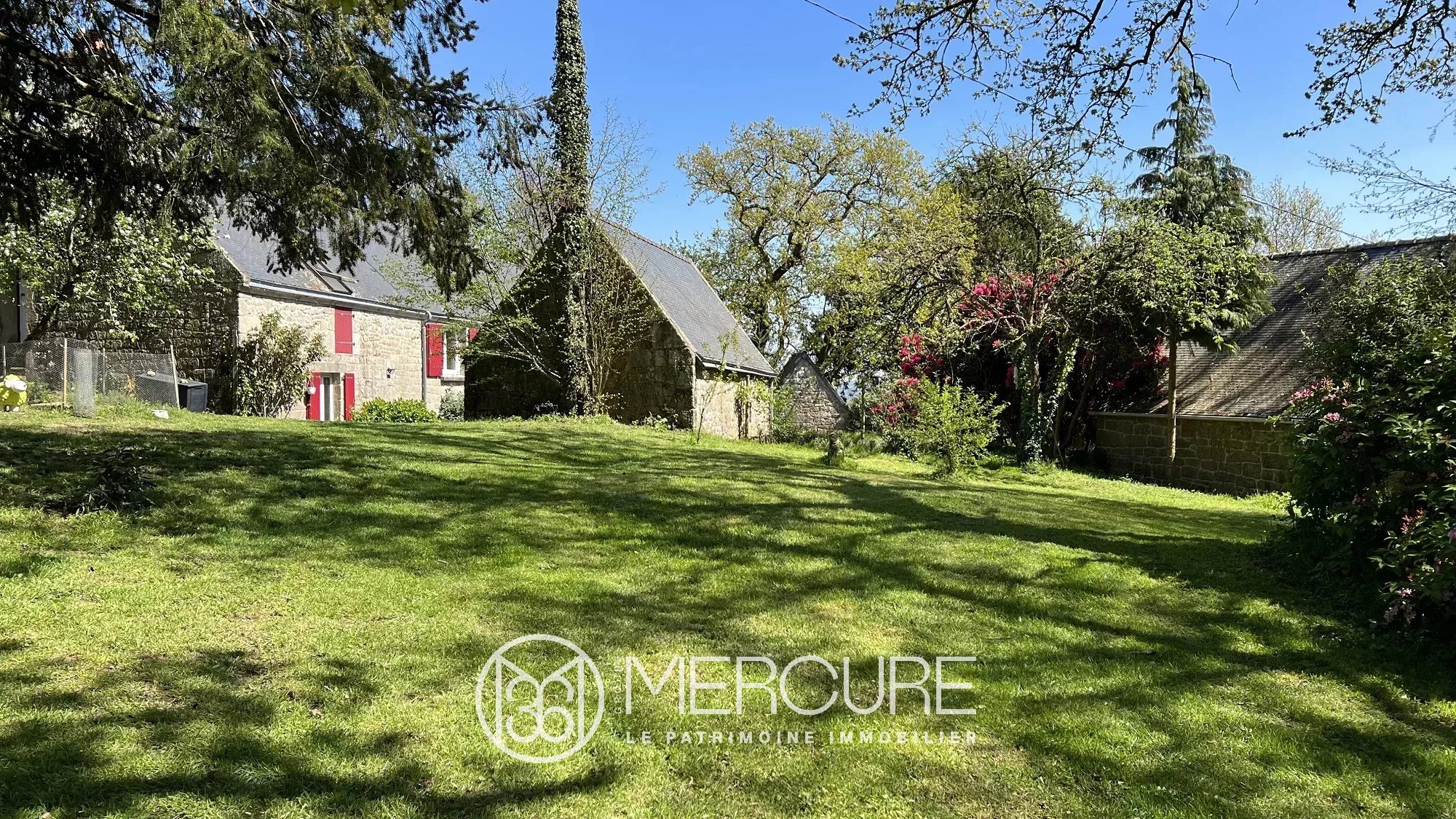 Morbihan, propriété de caractère en pierres avec parc et dépendances. - 21572BR