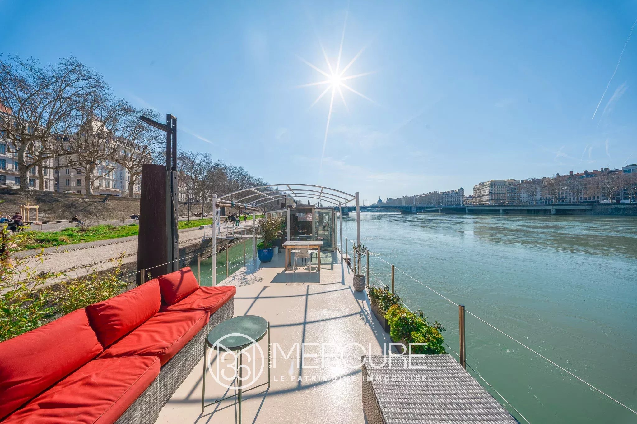 Vivre sur l’eau au cœur de Lyon : péniche Lyon 6ème Triangle d&rsquo;Or 110 m² – Terrasse 40 m² - 5041LY