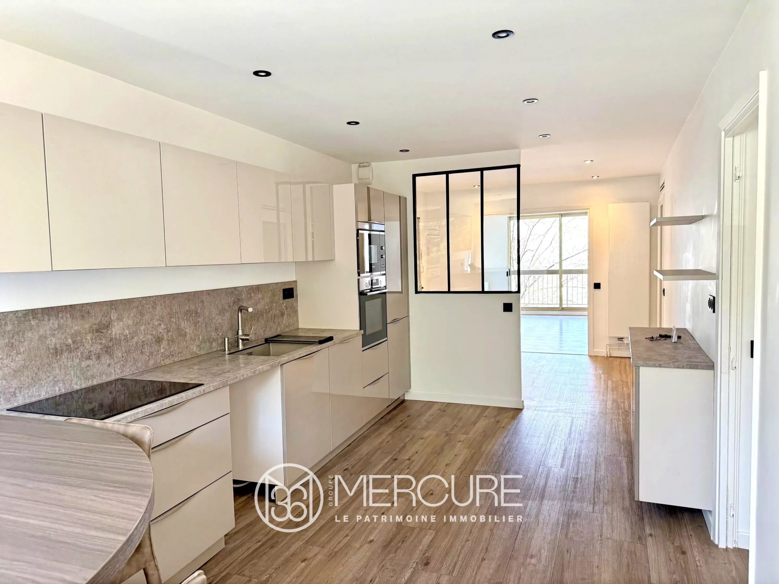 Grand T3 rénové de 116 m2 avec balcon et vue dégagée - 4986LY