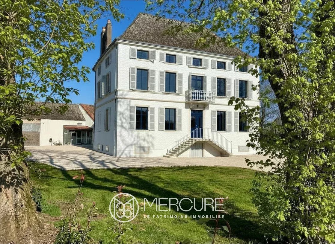 Maison de maître entièrement rénovée et climatisée avec  jardin et piscine - 21418VA