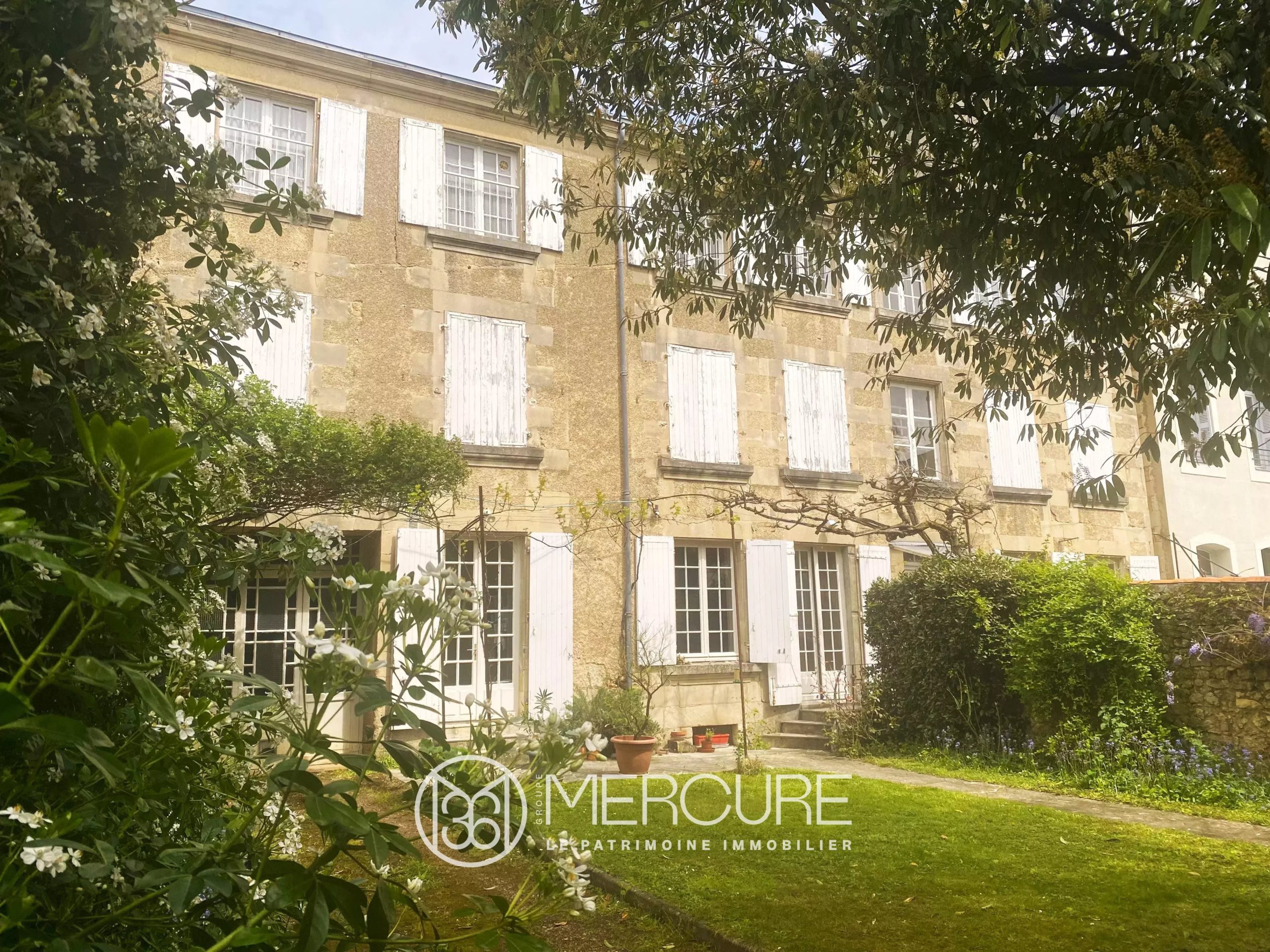 A VENDRE, POITIERS-PLATEAU, HOTEL PARTICULIER AVEC JARDIN ET GARAGES - 9649po