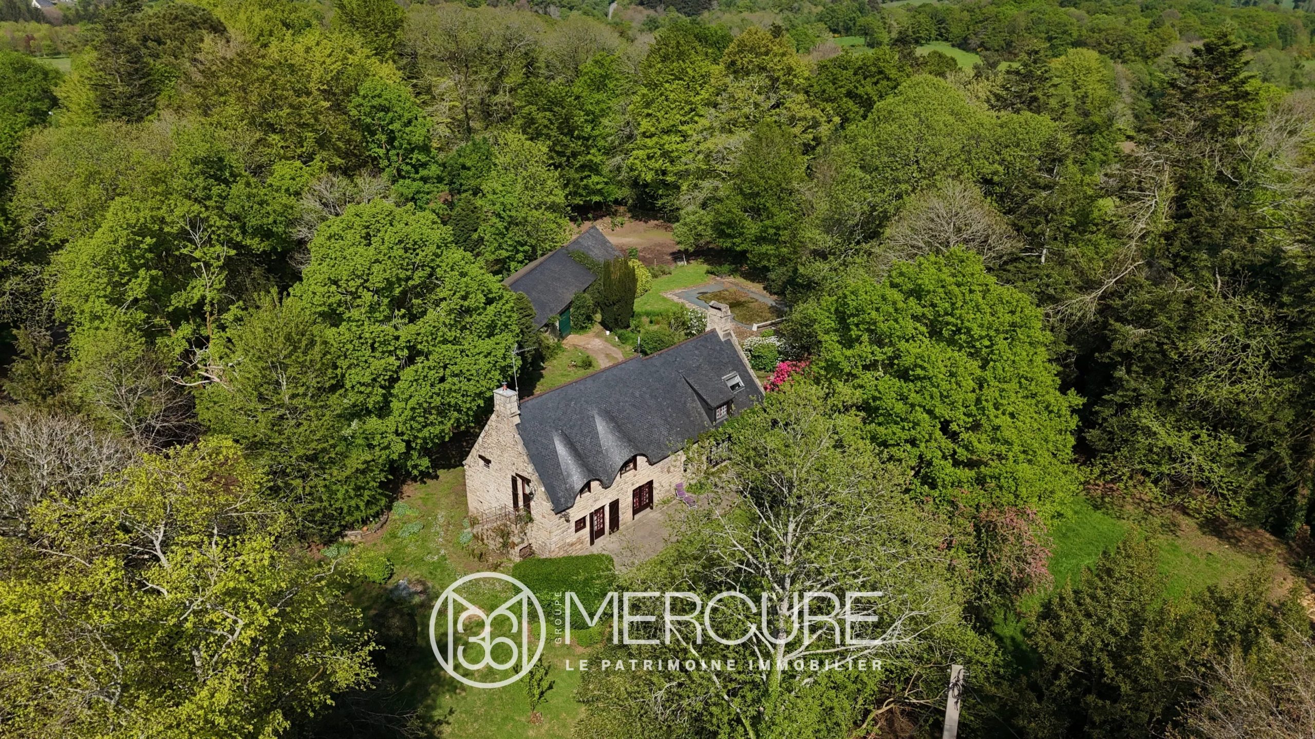 Chaumières bretonnes dans la campagne de Plouay - 21581BR