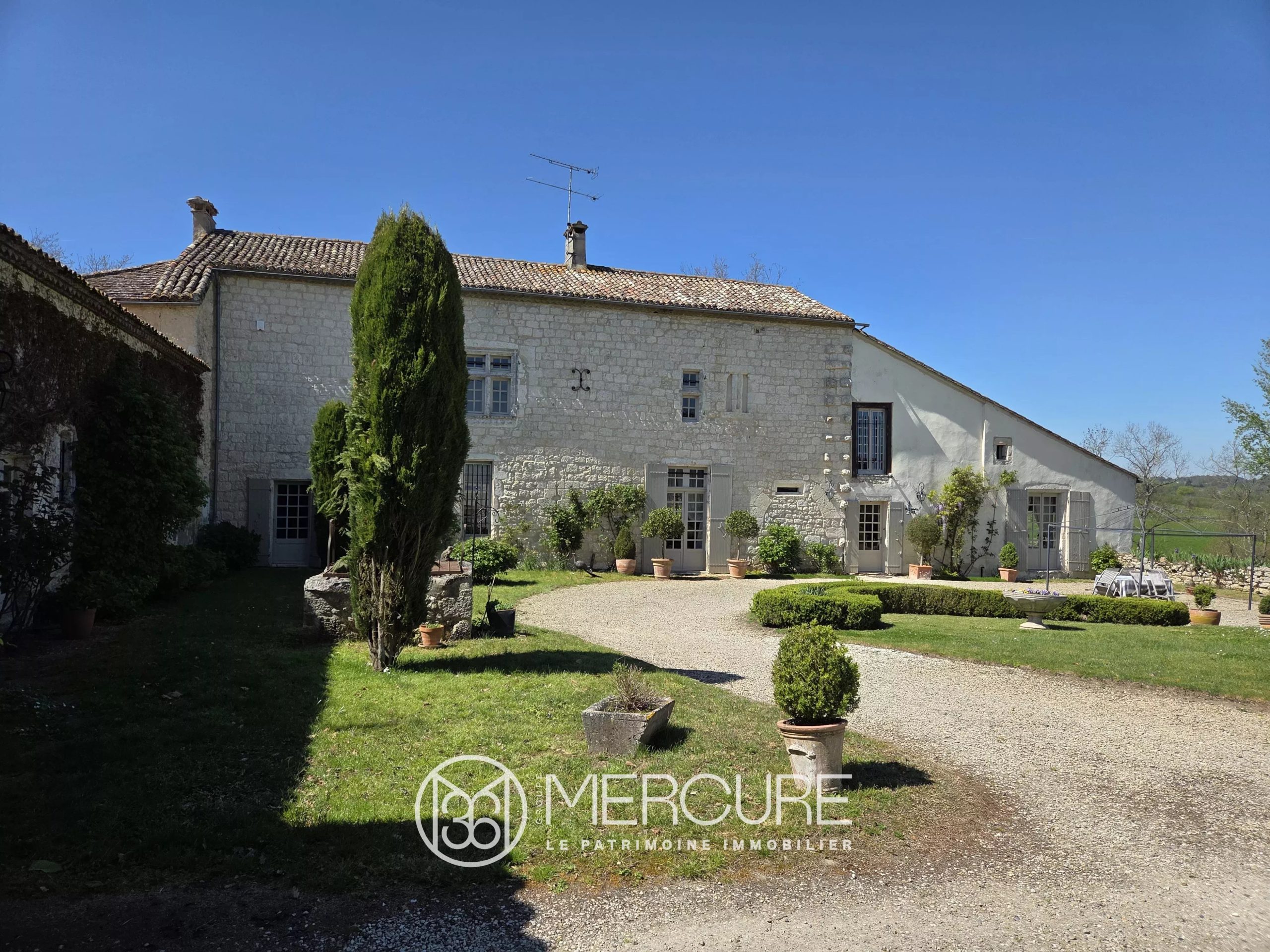15TH CENTURY FORTIFIED HOUSE WITH SWIMMING POOL AND OUTBUILDINGS – DURAS (47) - 900913bx