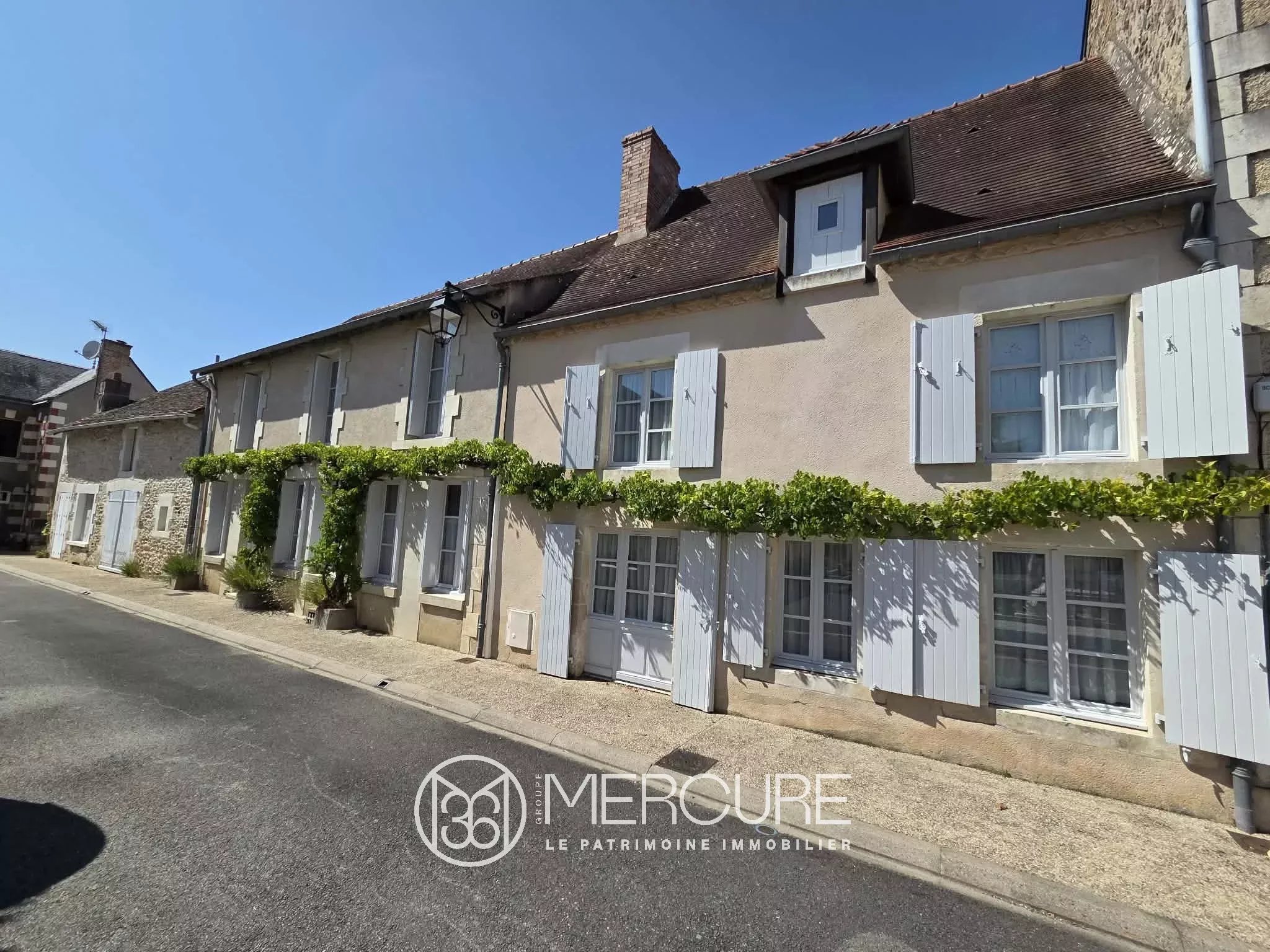 MAISON DE VILLAGE AVEC GRANGE ET ANCIENNE FORGE SUR 1269 M² - 10376MO
