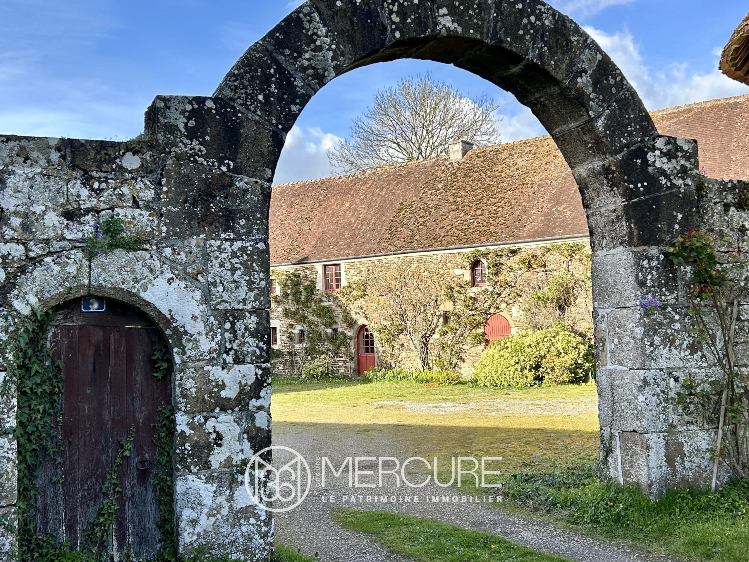 FERME MANOIR RENOVEE  DANS UN REMARQUABLE  SITE INSCRIT - 21590NO